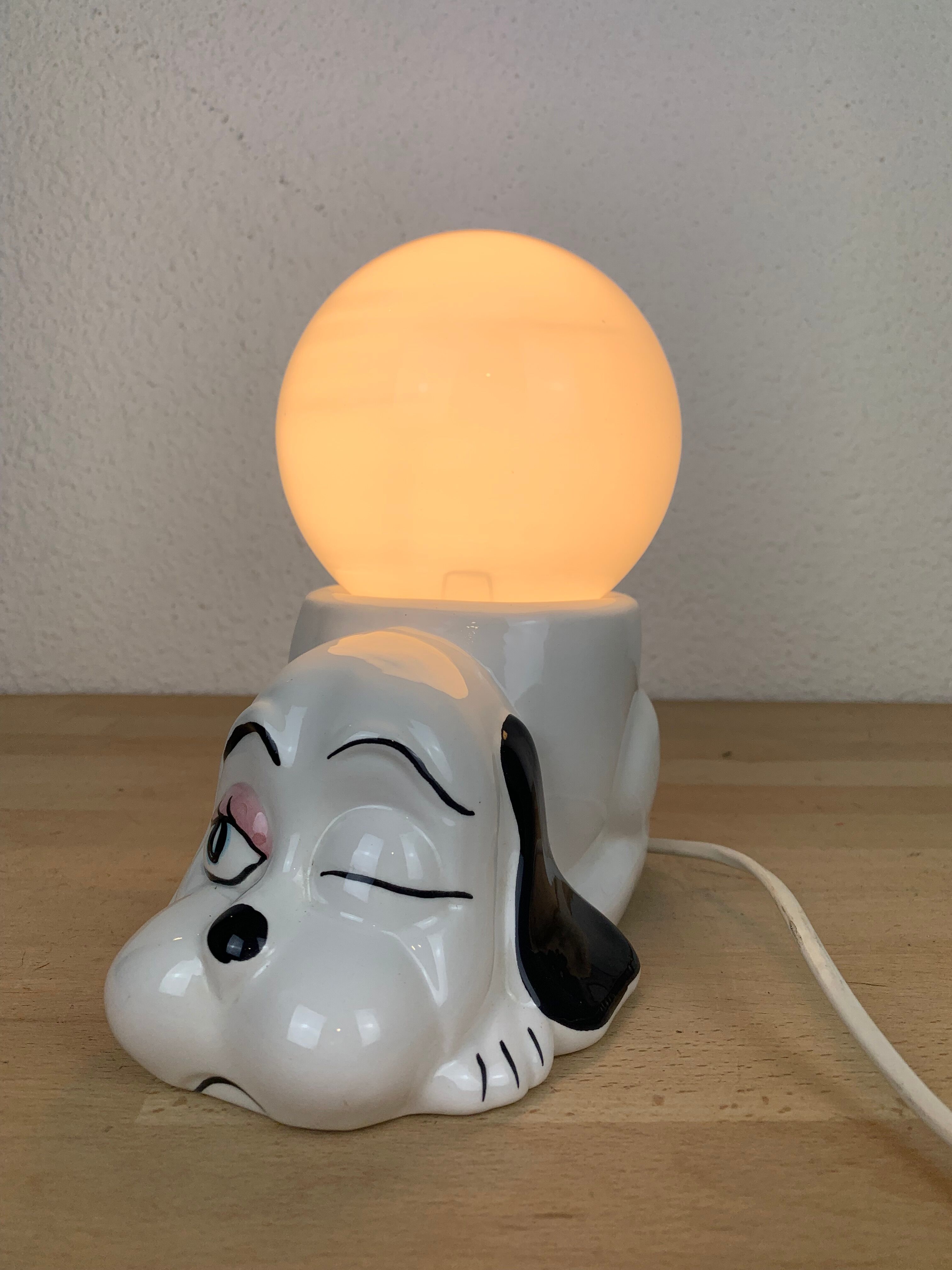 Lampe chien en céramique et globe opaline