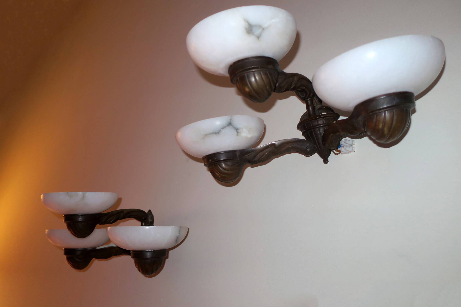 Paire d'appliques murales anciennes en bronze et albâtre à trois bras, 1910