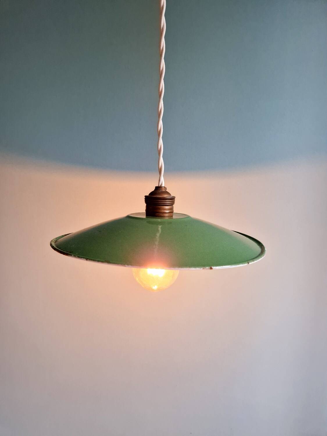 Industrial pendant light in green enamelled sheet metal, 1930s-40s