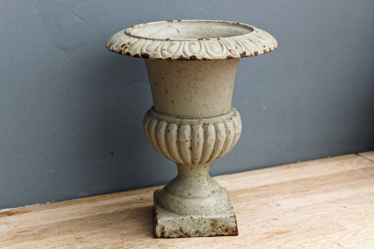 Medici vase in cast iron, celadon green