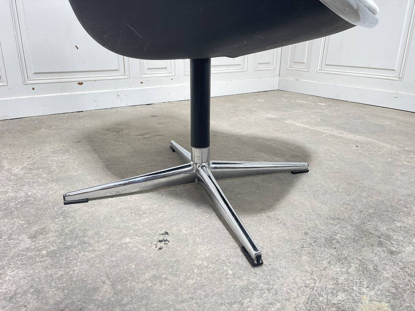 Pollock designer armchair for Knoll