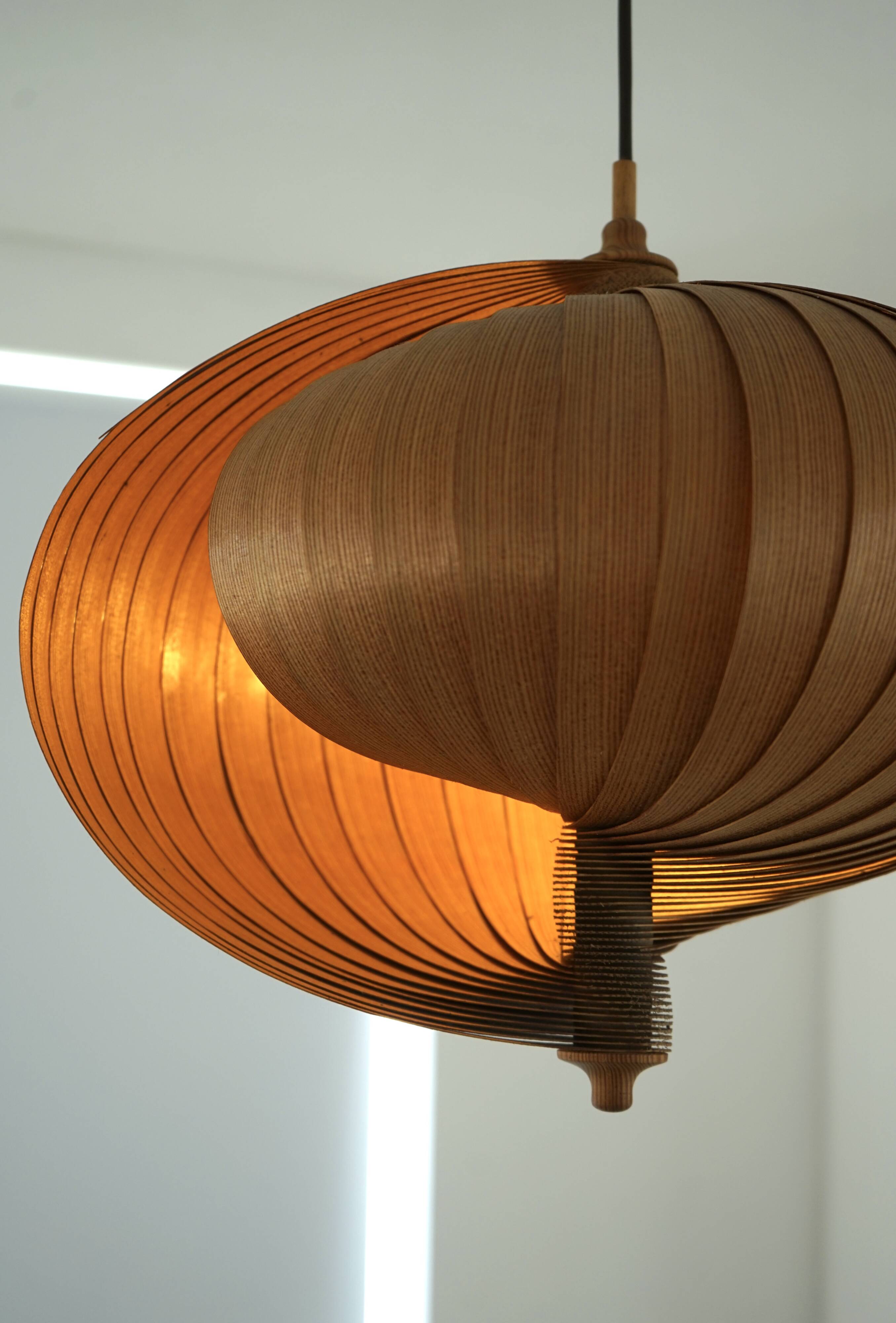 Lampe de plafond Nautilus en bois attribuée à Hans Agne Jakobsson, années 1960.