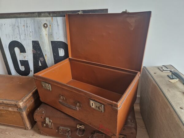 Ancienne malle militaire vintage orange en métal