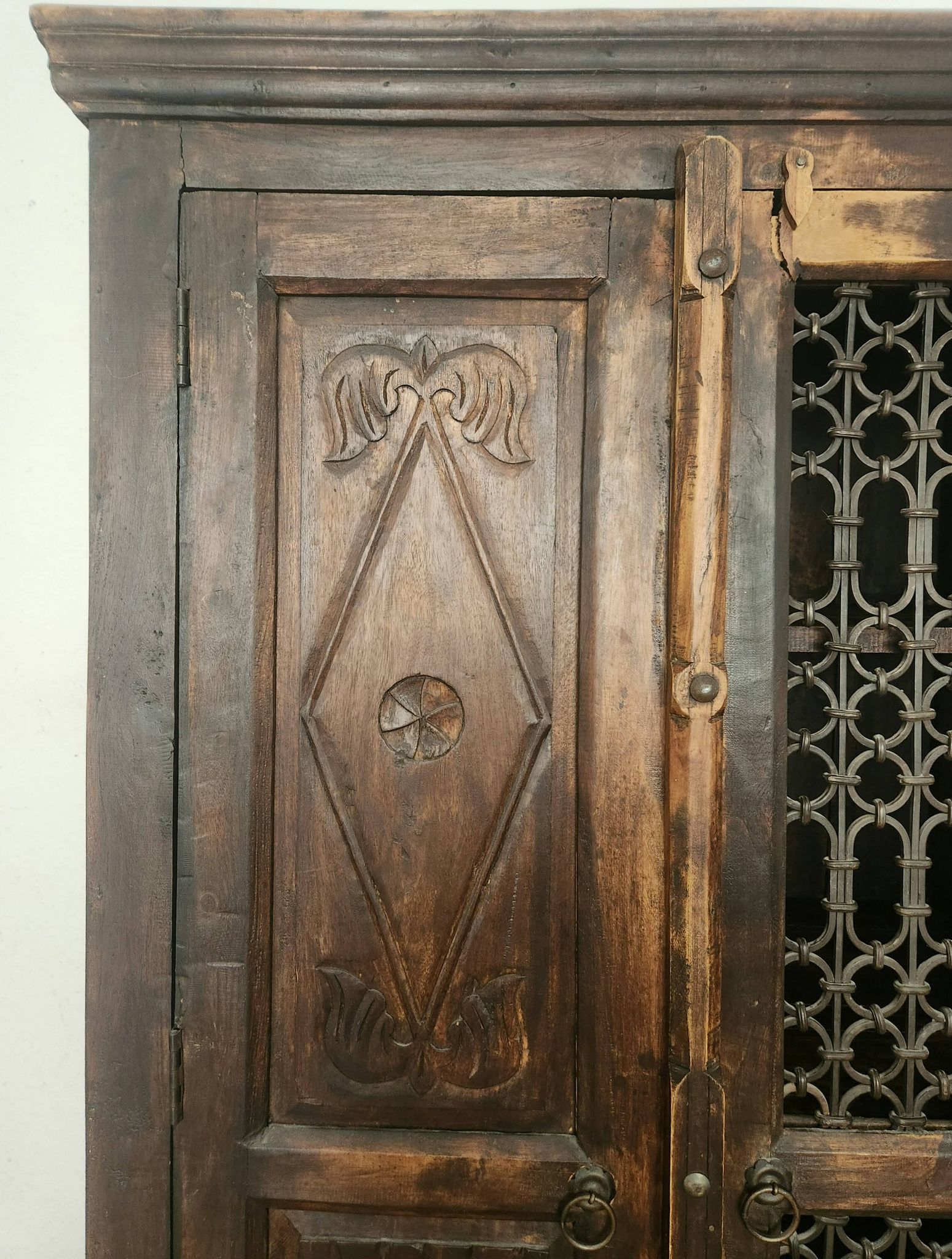 Massiv antik kolonial Schrank geschnitzt Holz Türen Gusseisen Gitter, Bali