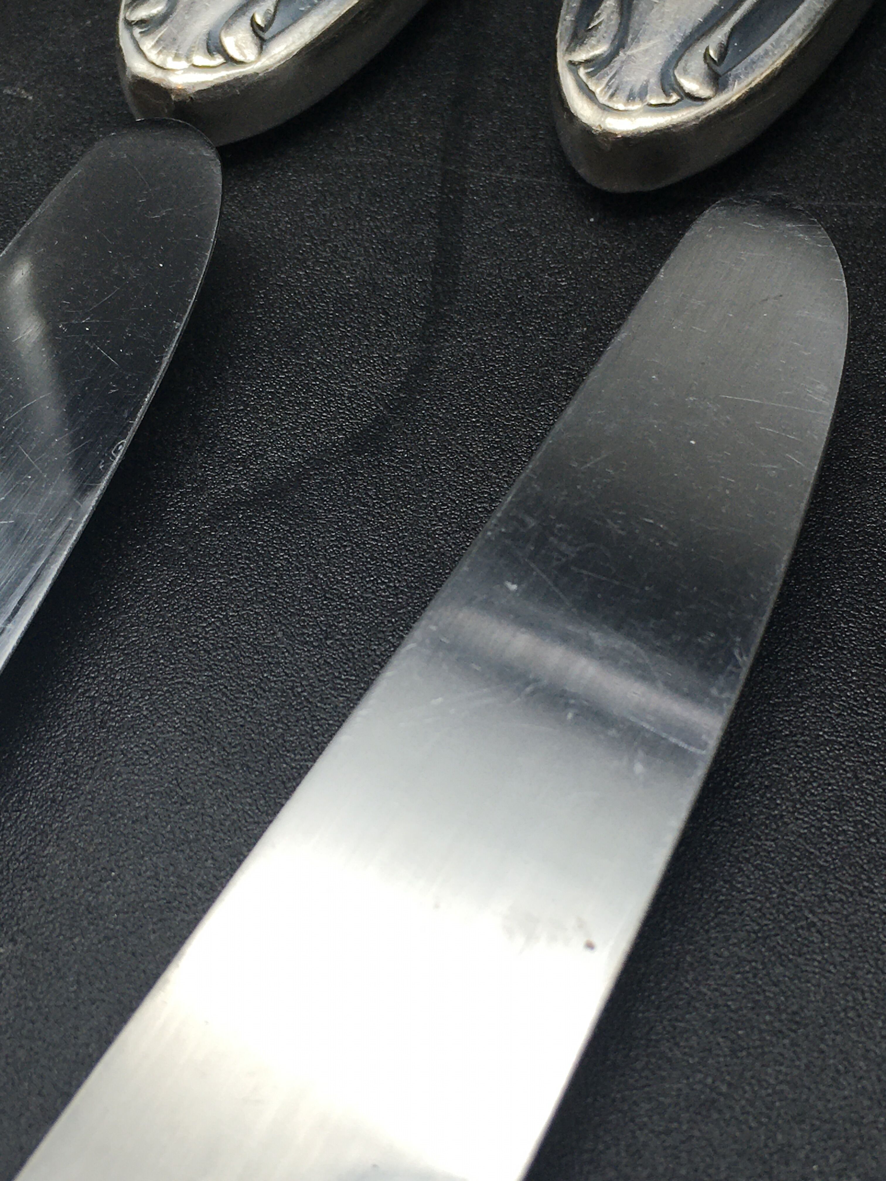 9 table knives in silver metal.