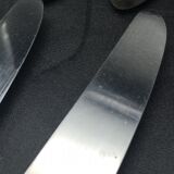 9 table knives in silver metal.