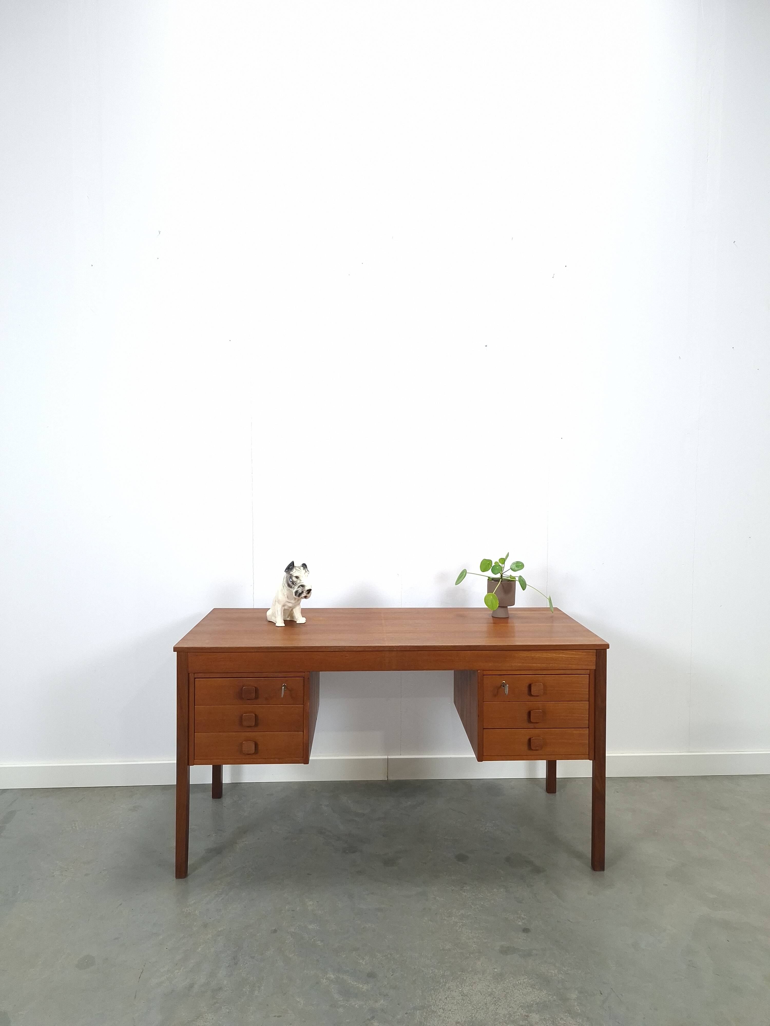 Teak vrijstaand bureau met lade uit Denemarken