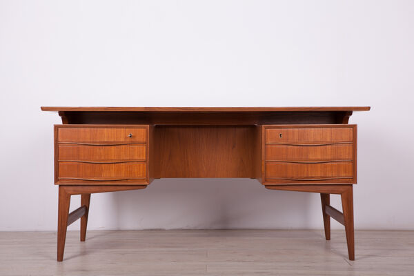 Bureau de teck autoportant du milieu du siècle années 1960