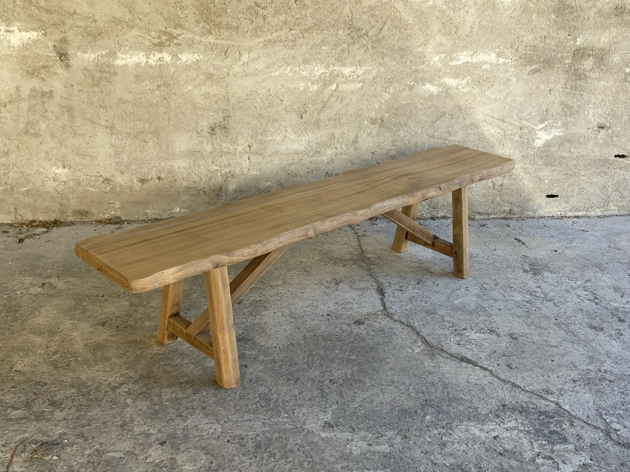 Banc en noyer design brutaliste années 50 