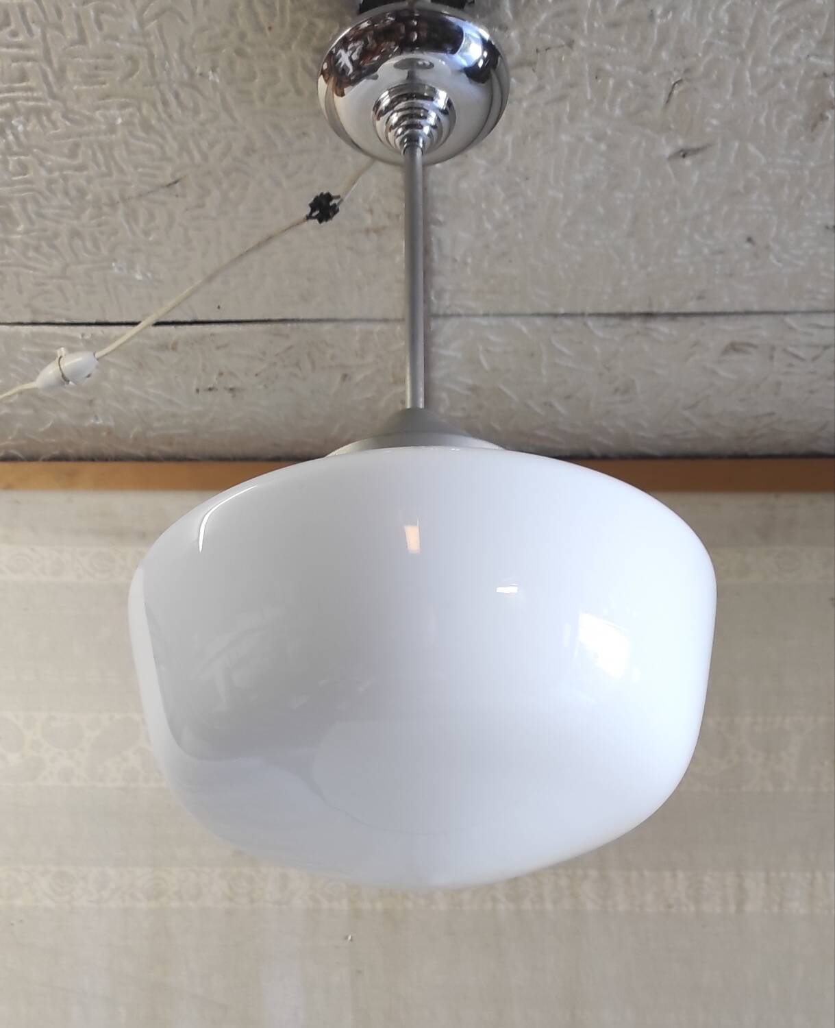 Suspension style Bauhaus globe opaline XL diam. 30cm - début XXeme