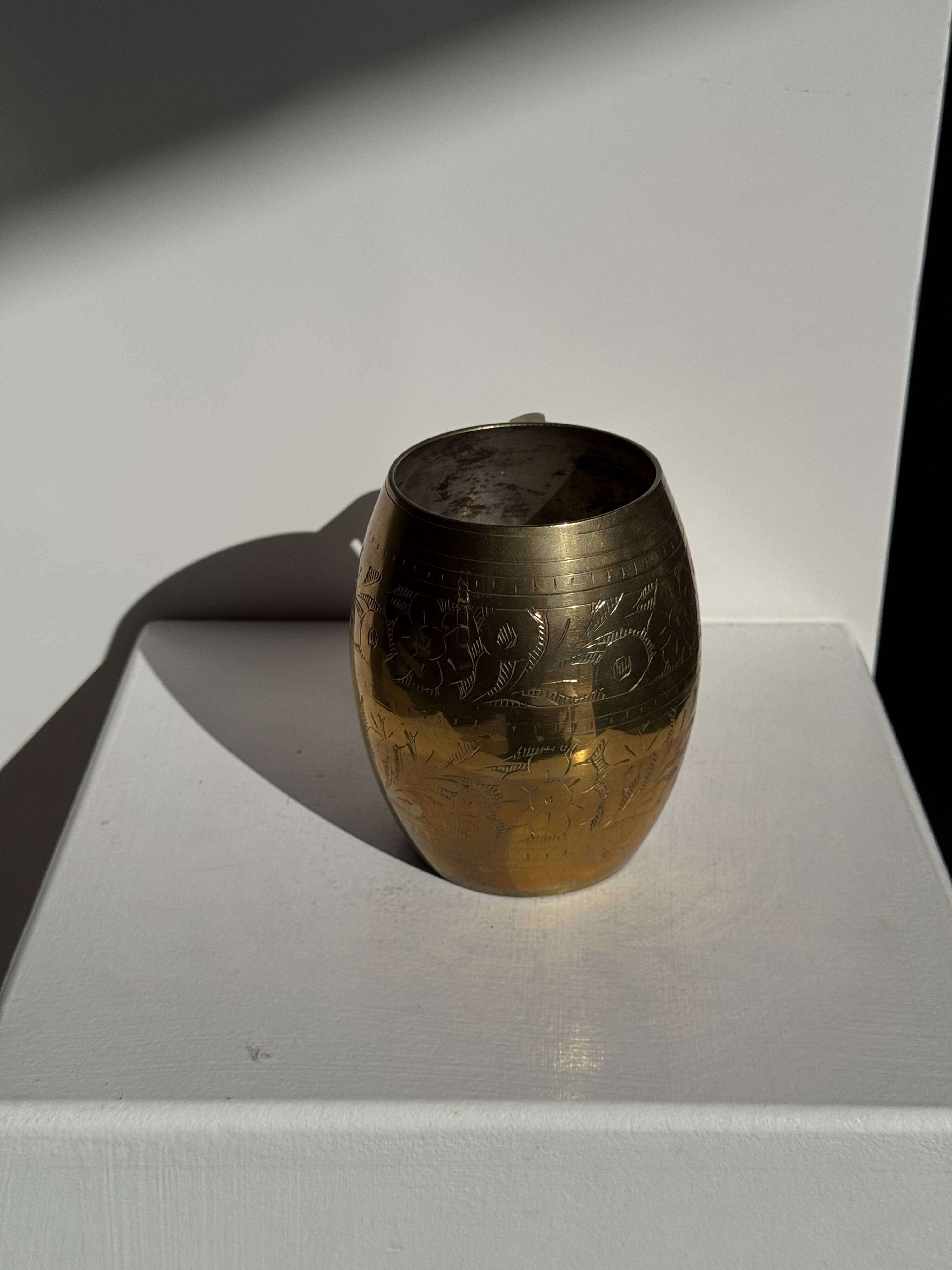 Indian mug in engraved gold metal with floral patterns H11