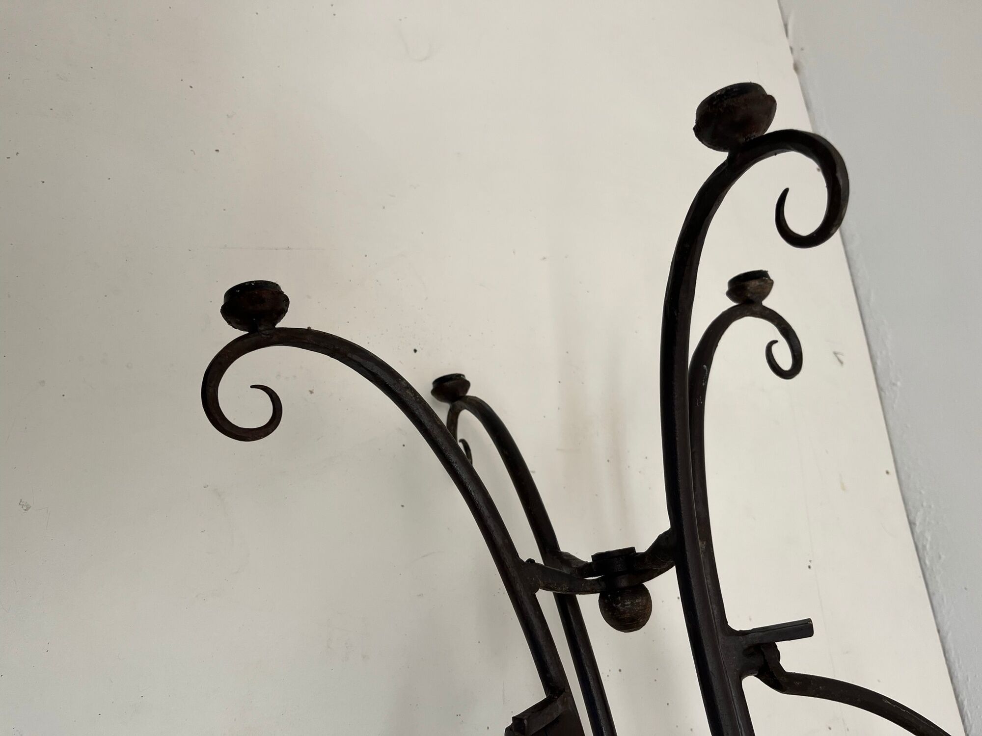 Paire de tabourets de bar vintage en bois et fer forgé avec assises cannées