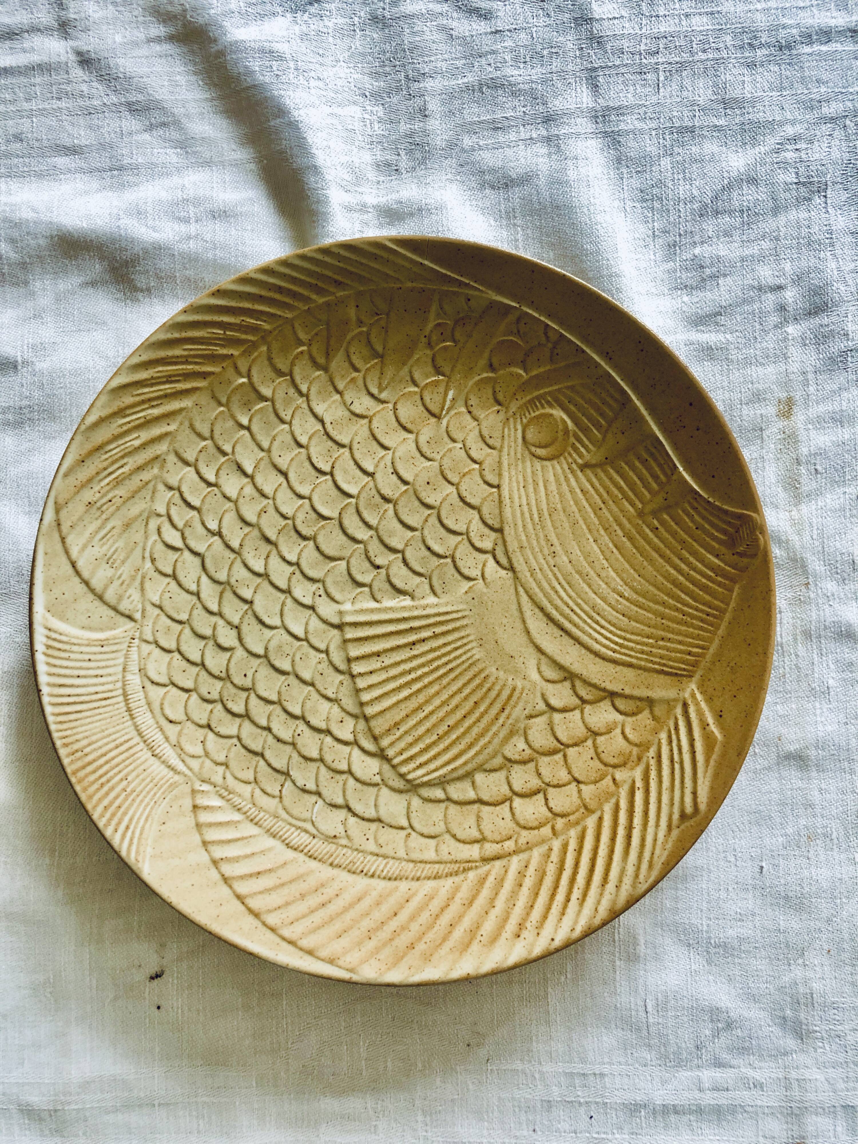 Stoneware plates fish decoration