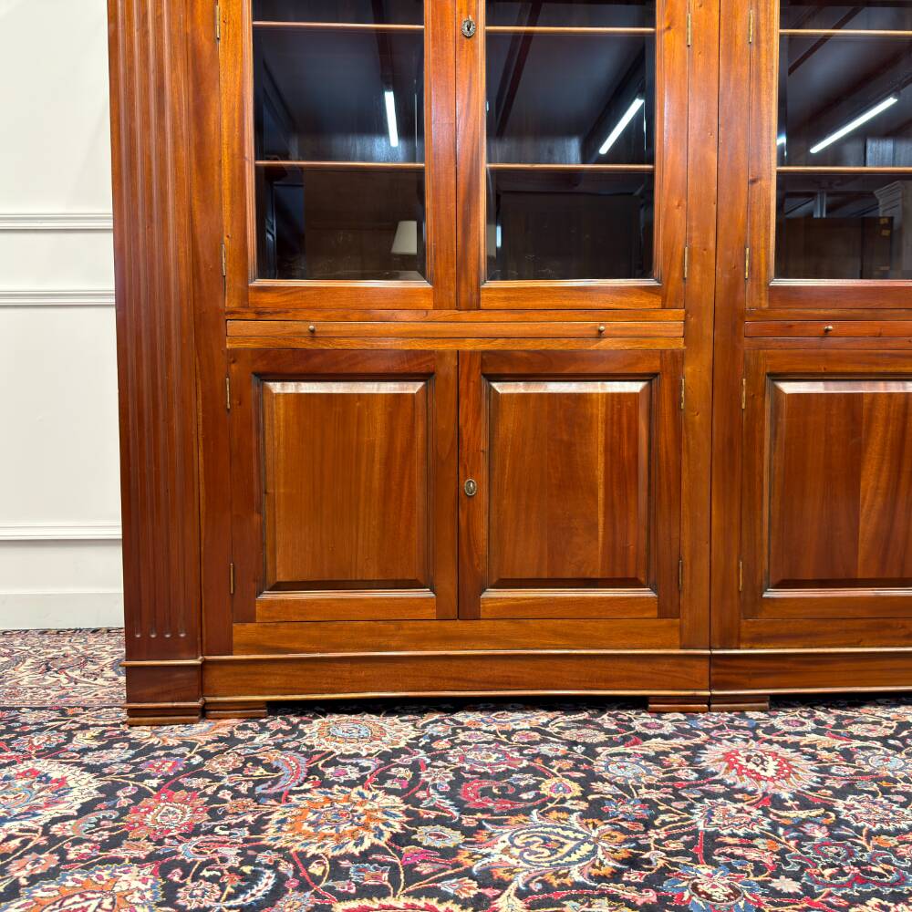 Bibliothèque anglaise classique avec colonnes