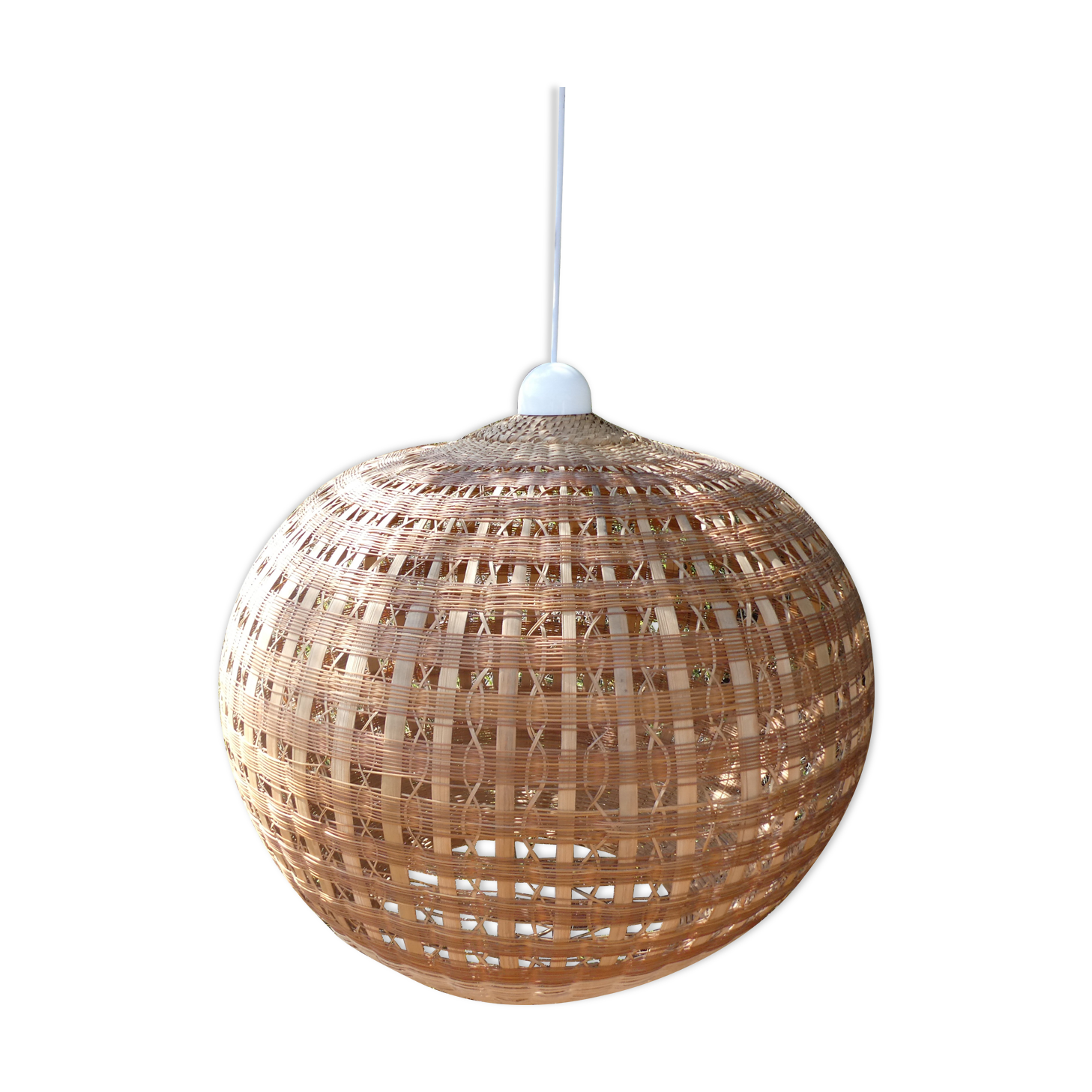 Suspension ball in rattan straw