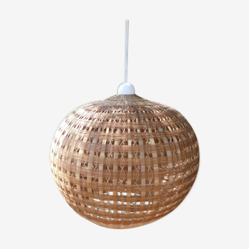 Suspension ball in rattan straw