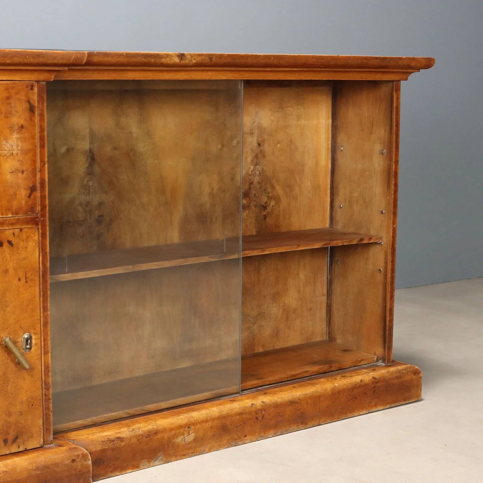 Antique Art Deco display cabinet in walnut and maple veneer, 20th century.