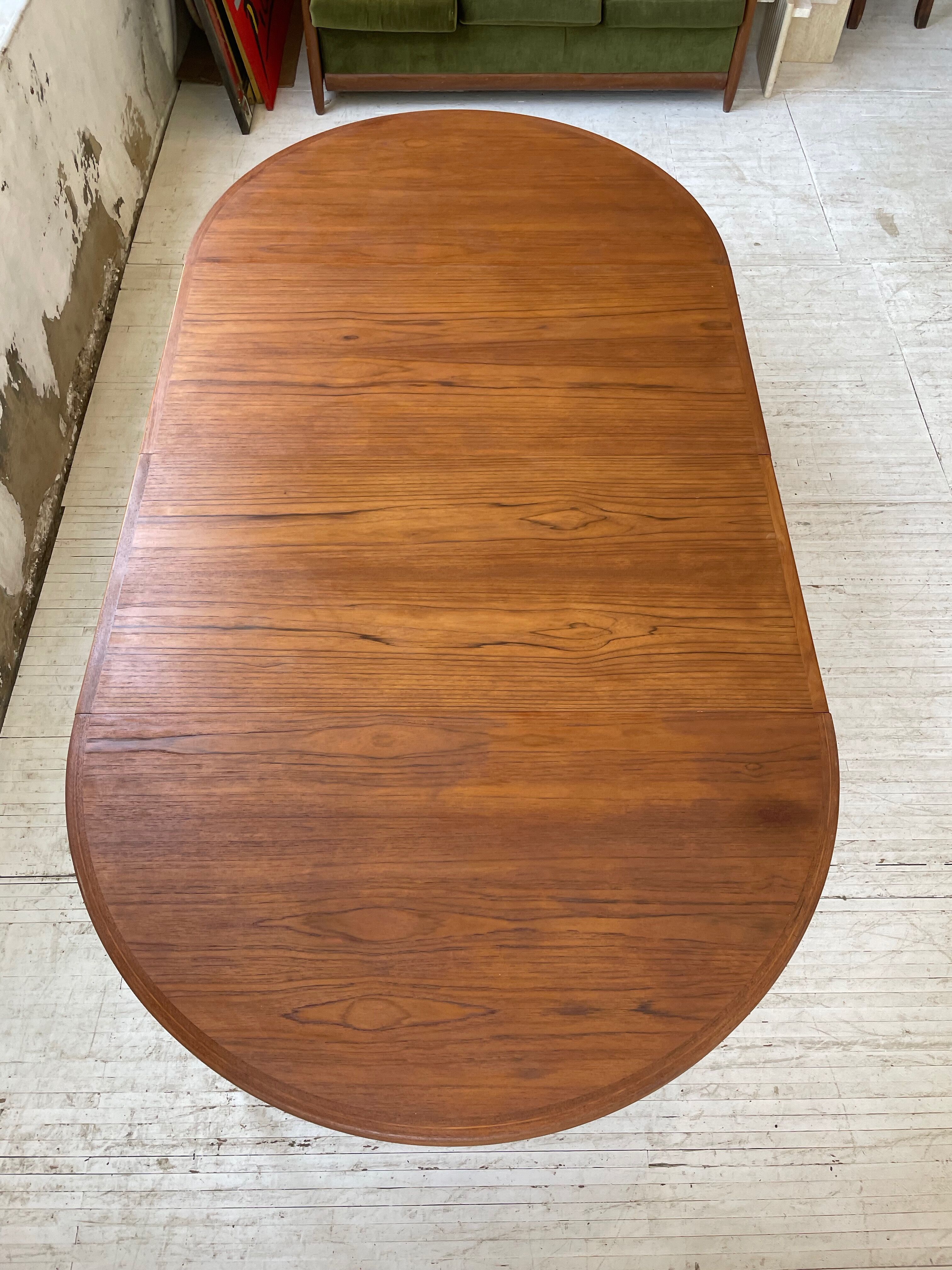 Round table 120-230 cm scandinavian samcom arne hovmand olsen