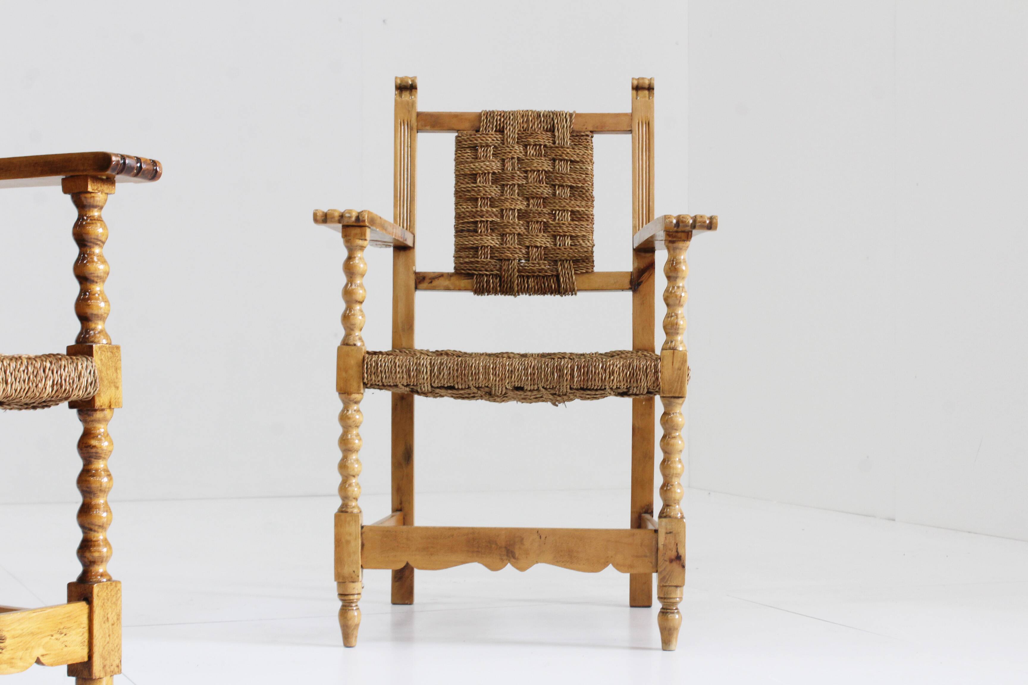 Ensemble de 2 fauteuils brutalistes espagnols en bois sculpté et tressé en jonc -