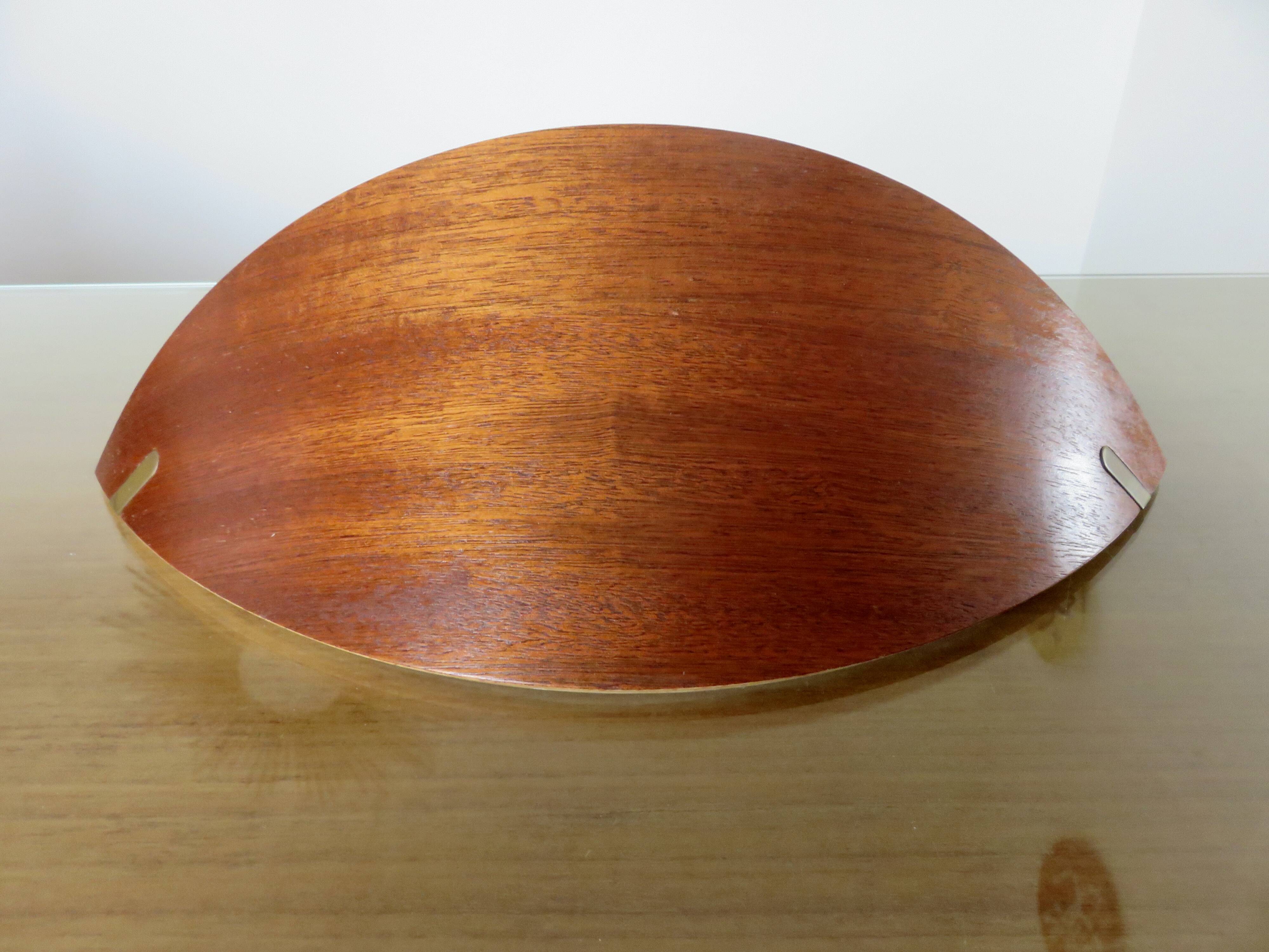 Pair of Scandinavian wall lights in bent wood with brass accents, 1980.