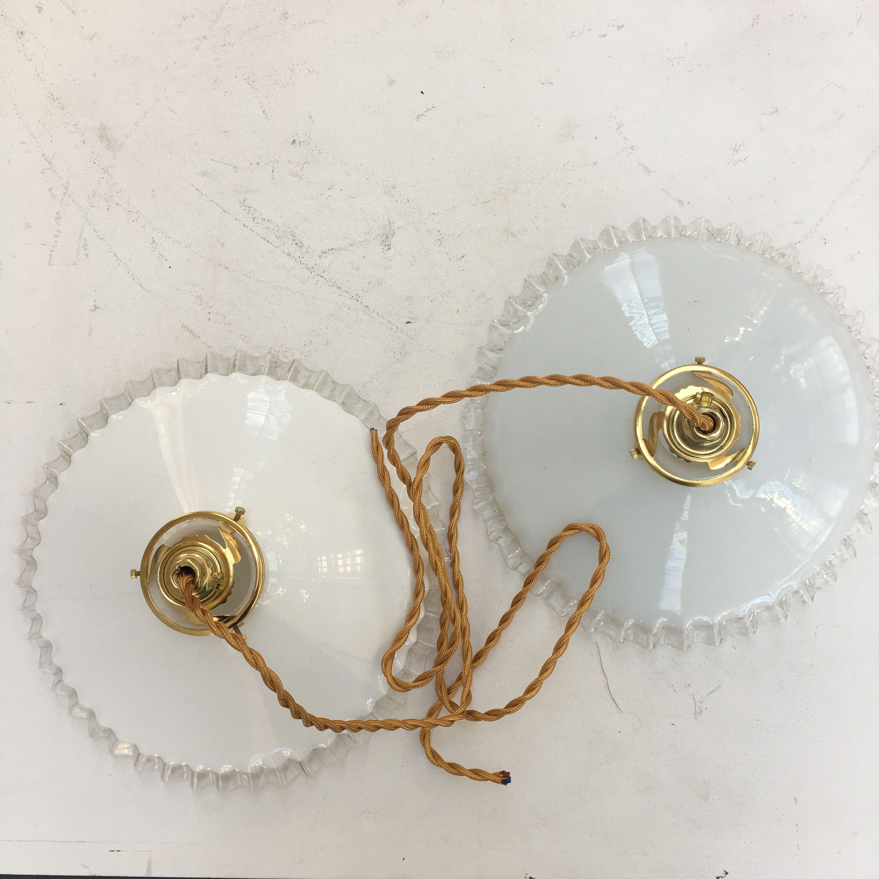 Paire de suspensions en opaline blanche et bords dentelés transparents