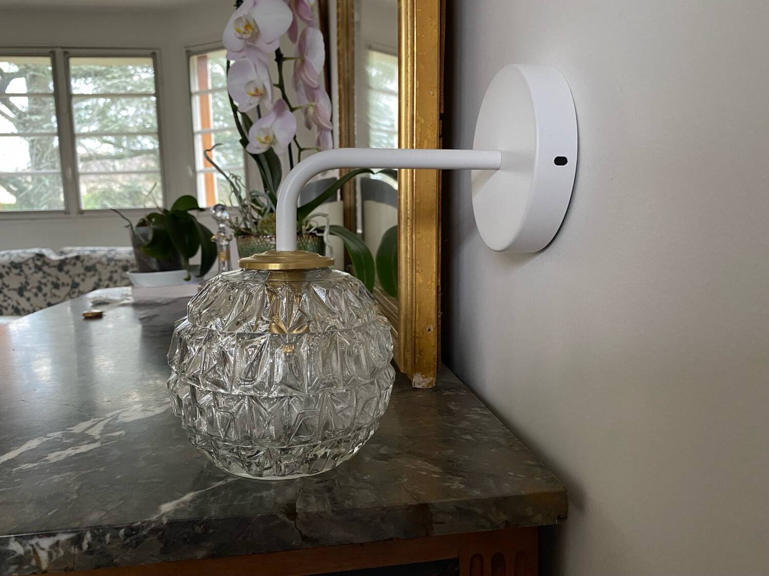 Wall lamp with vintage globe