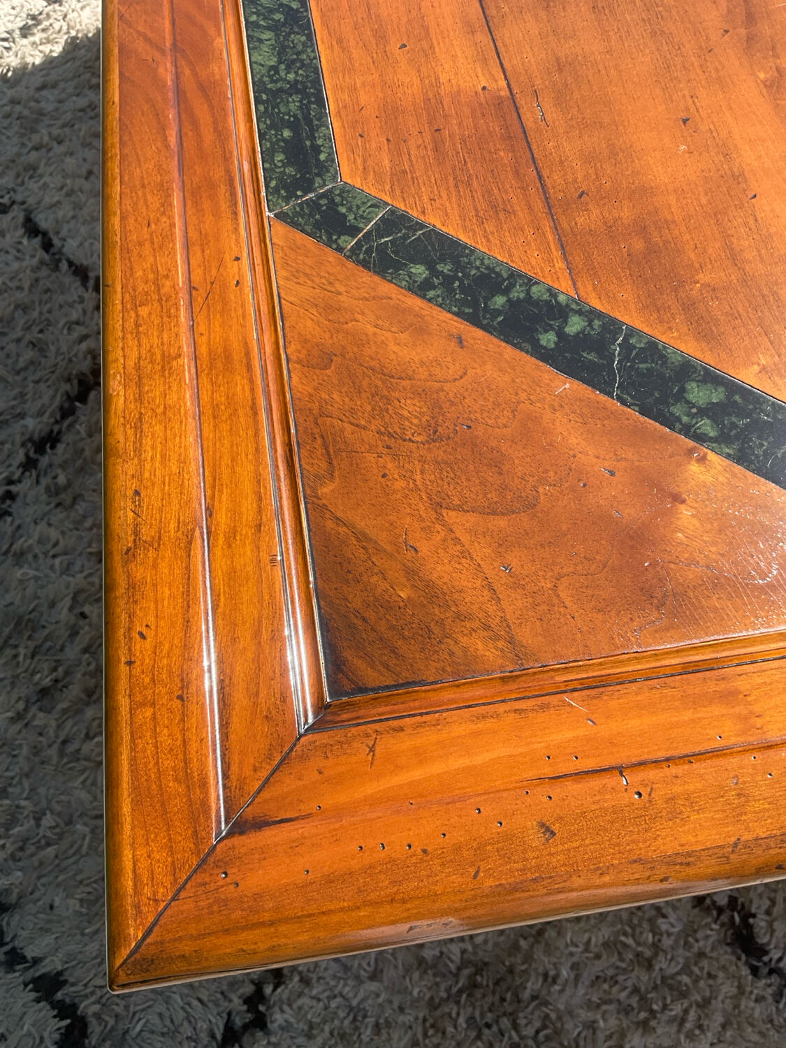 Tale basse vintage en bois massif et marqueterie de marbre