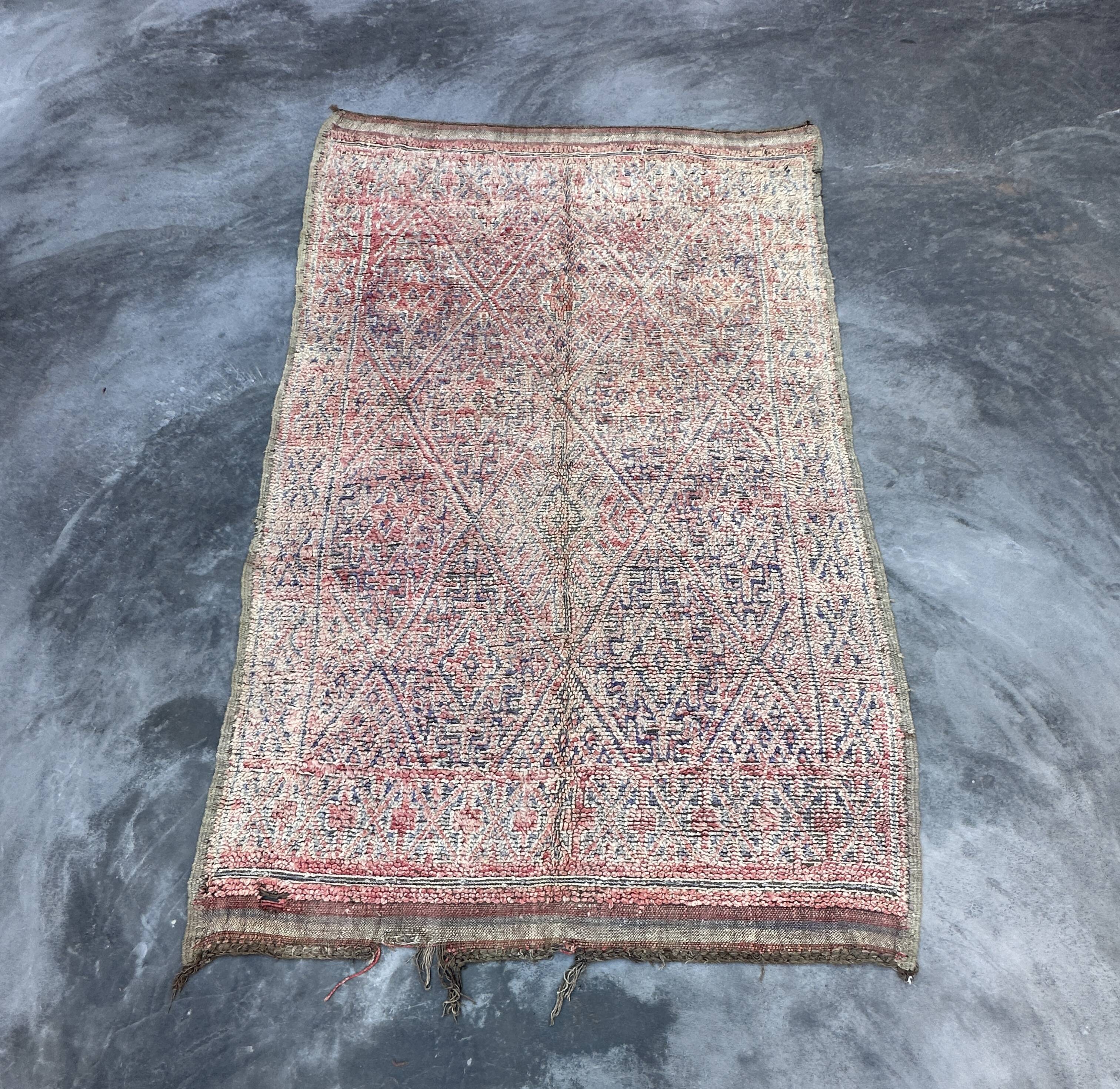 Colorful Beni M'guild Moroccan rug - 292 x 193 cm