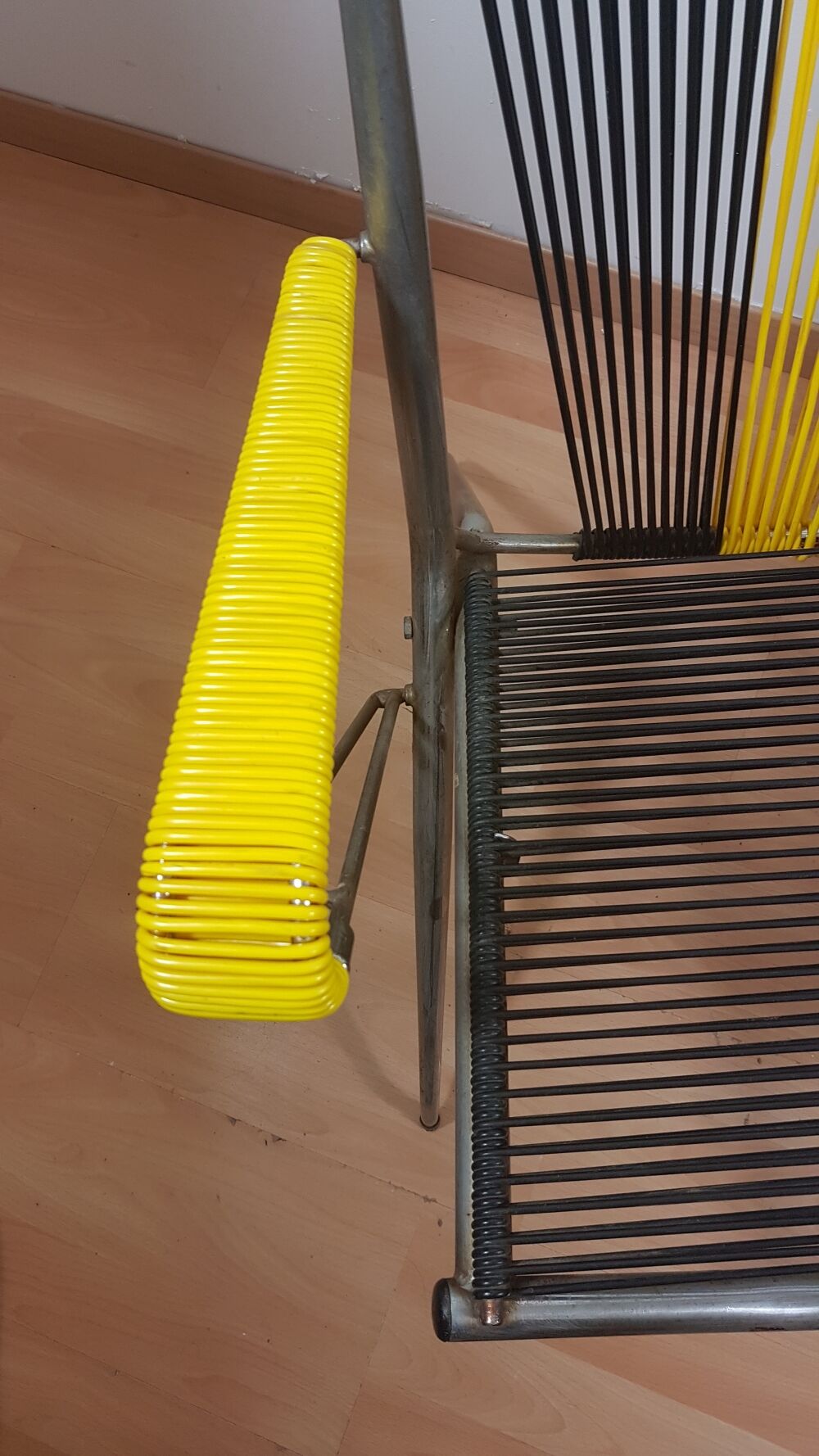 Fauteuil scoubidou adulte par André Monpoix