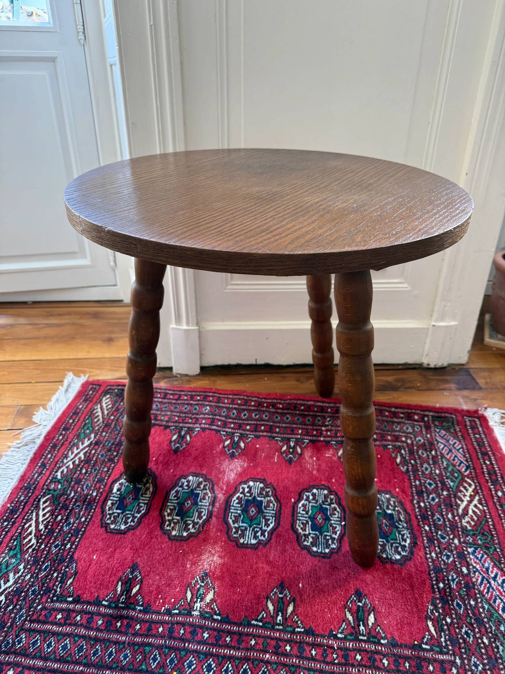 Tripod side table in wood - brutalist style