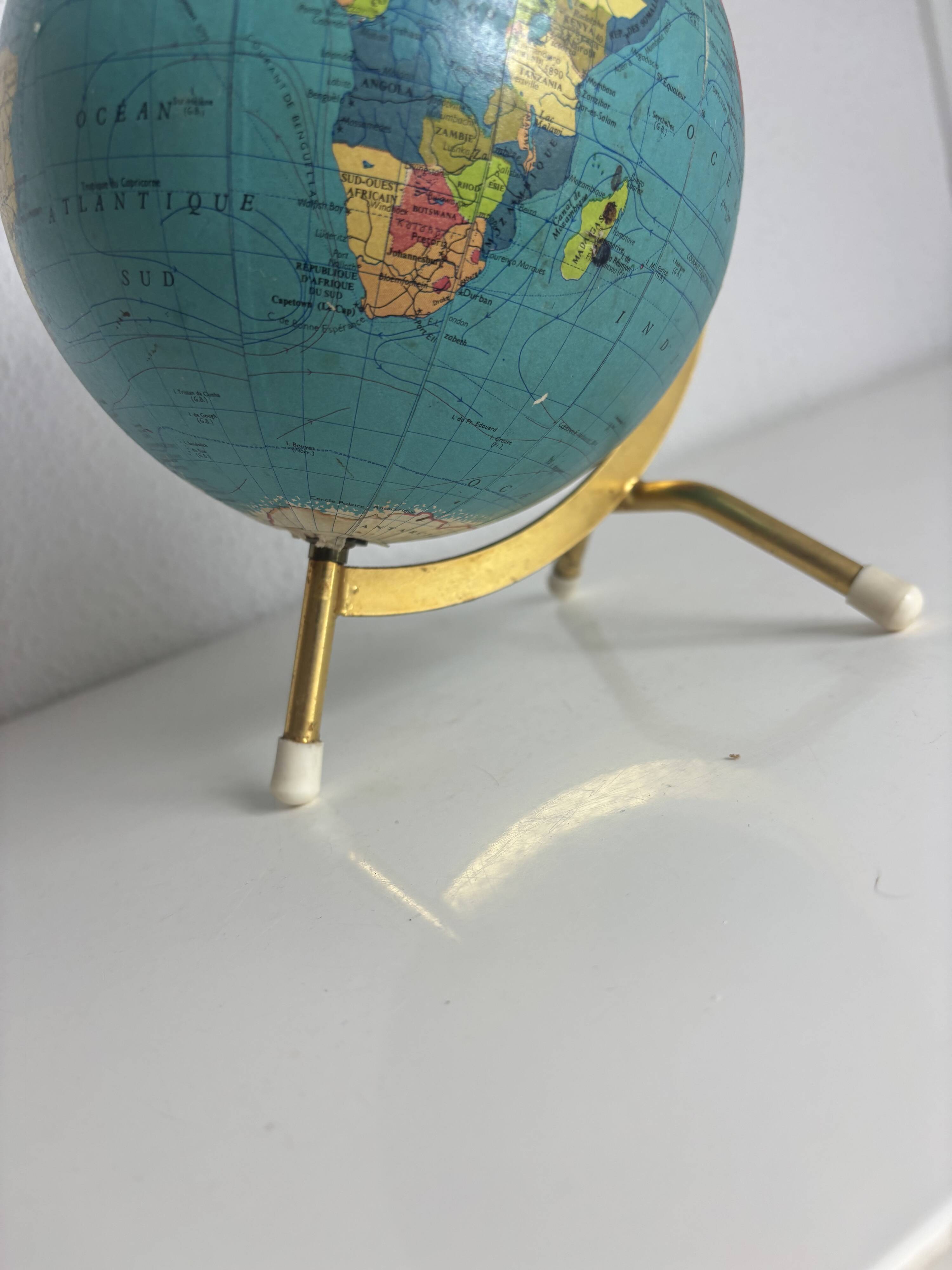 Globe terrestre vintage 1967 mappemonde dorée tripode Taride - 23 cm