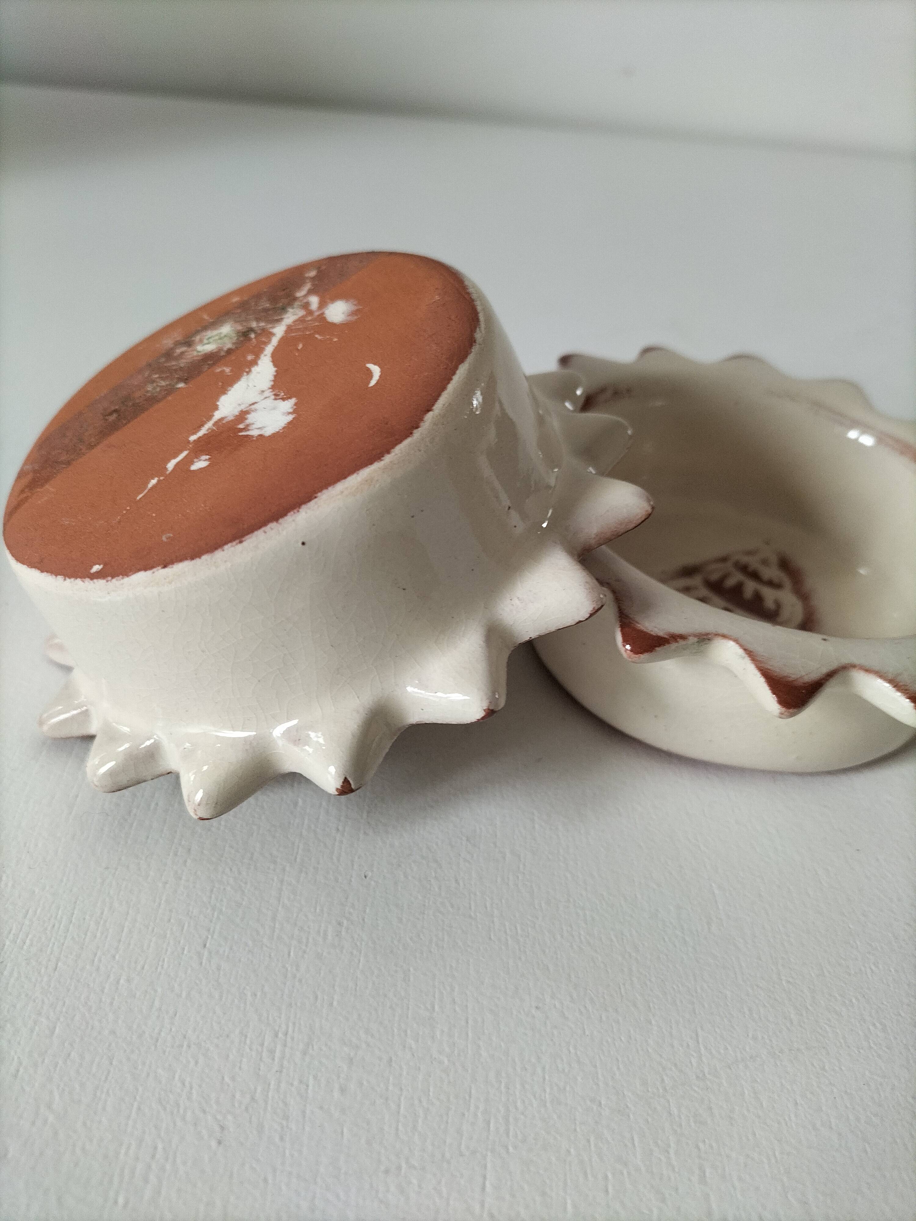 Duo of handmade beige and terracotta earthenware empty pockets