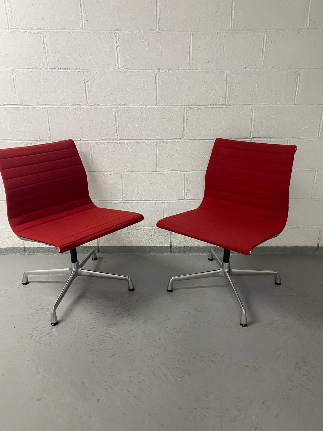 Eames aluminum office chair with swivel group Vitra