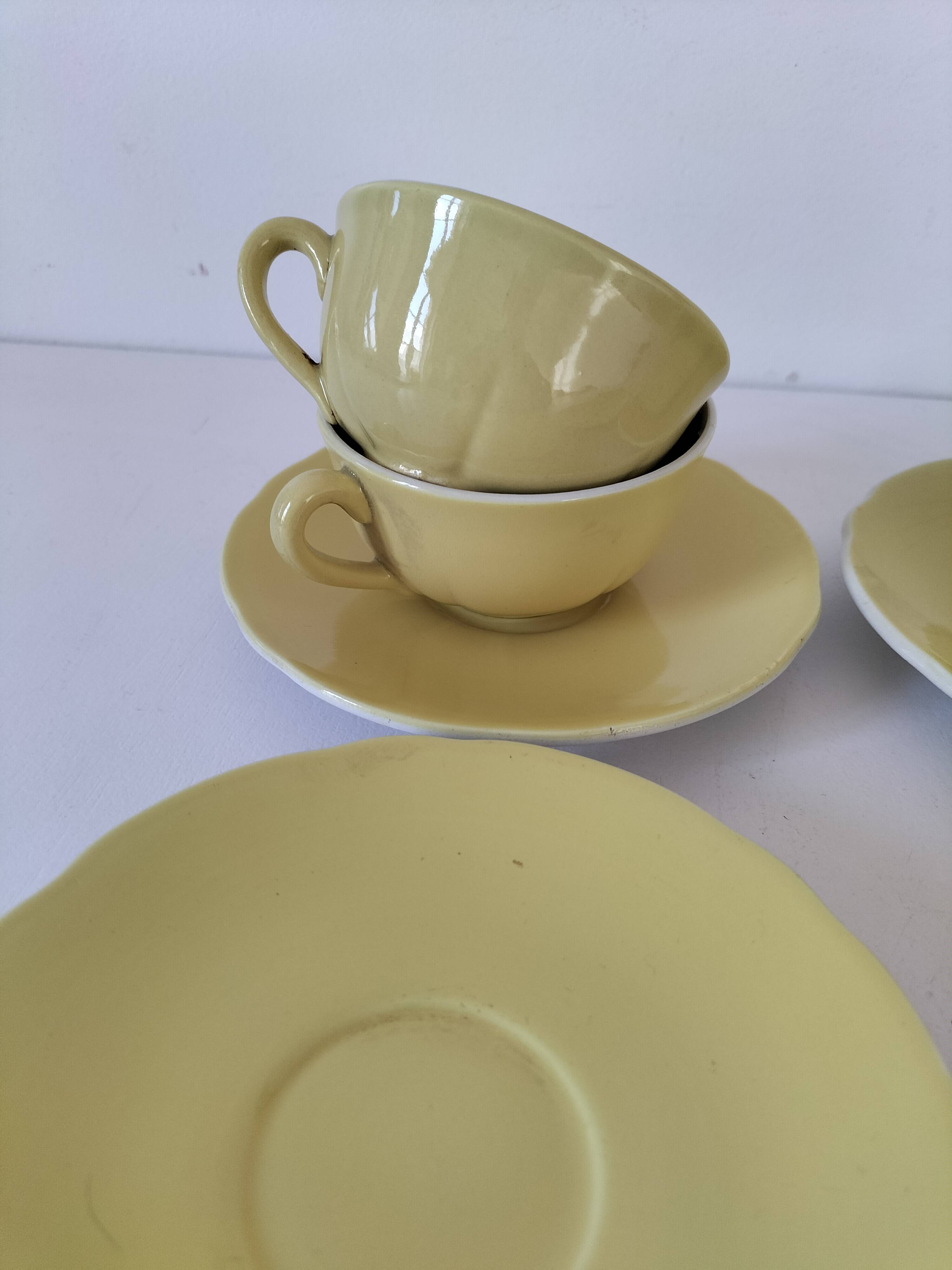 Ensemble tasses et soucoupes vintage en céramique jaune