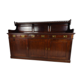 Commode, buffet anglais en acajou et laiton, début du XXe siècle