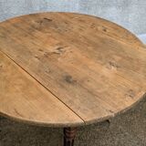 Round folding table