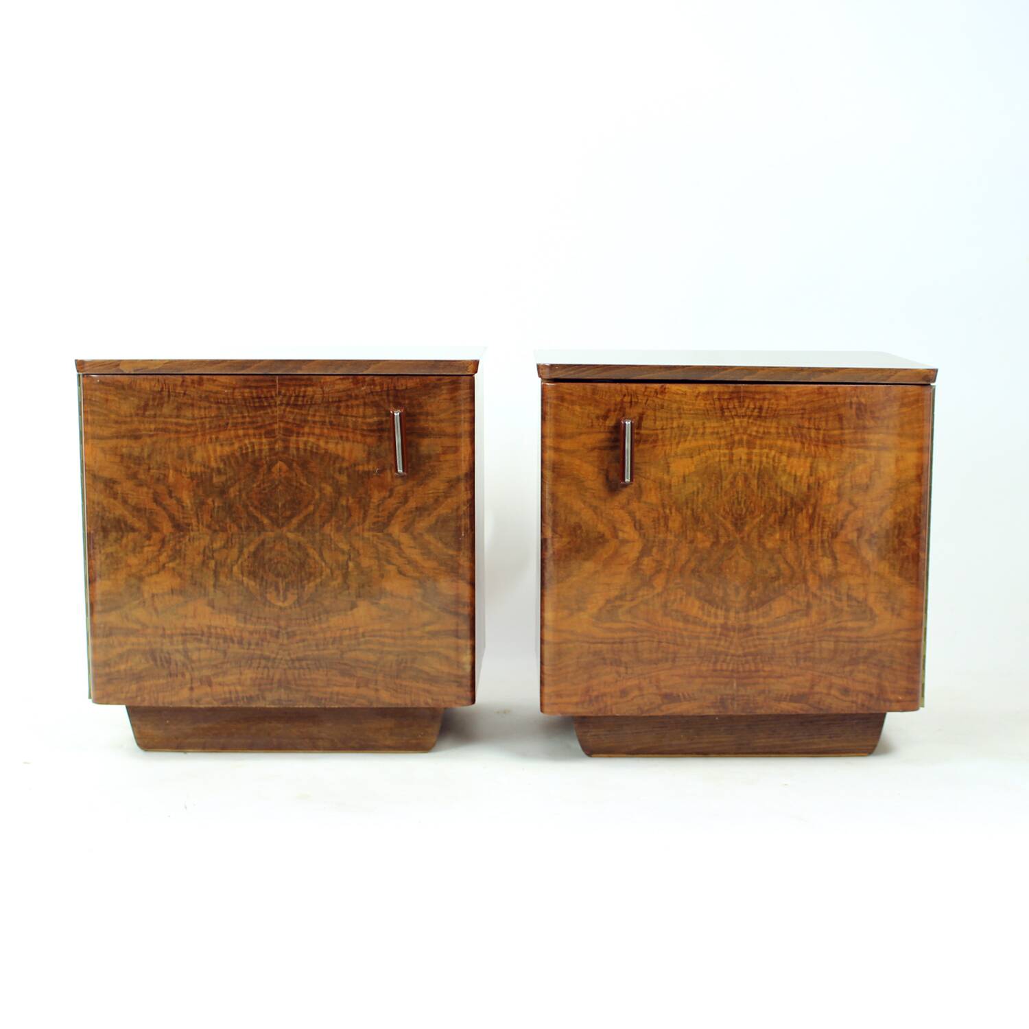Tables de chevet cubiques du milieu du siècle en noyer, Tchécoslovaquie, années 1960, lot de 2