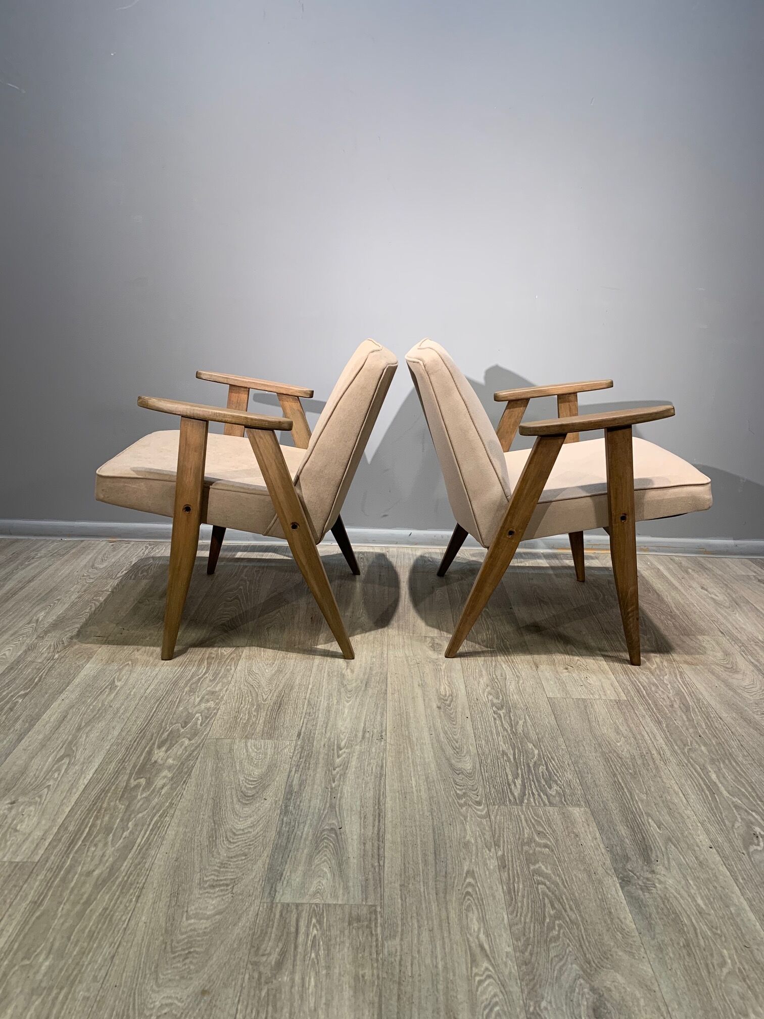 Paire de fauteuils 366, conçus par J. Chierowski