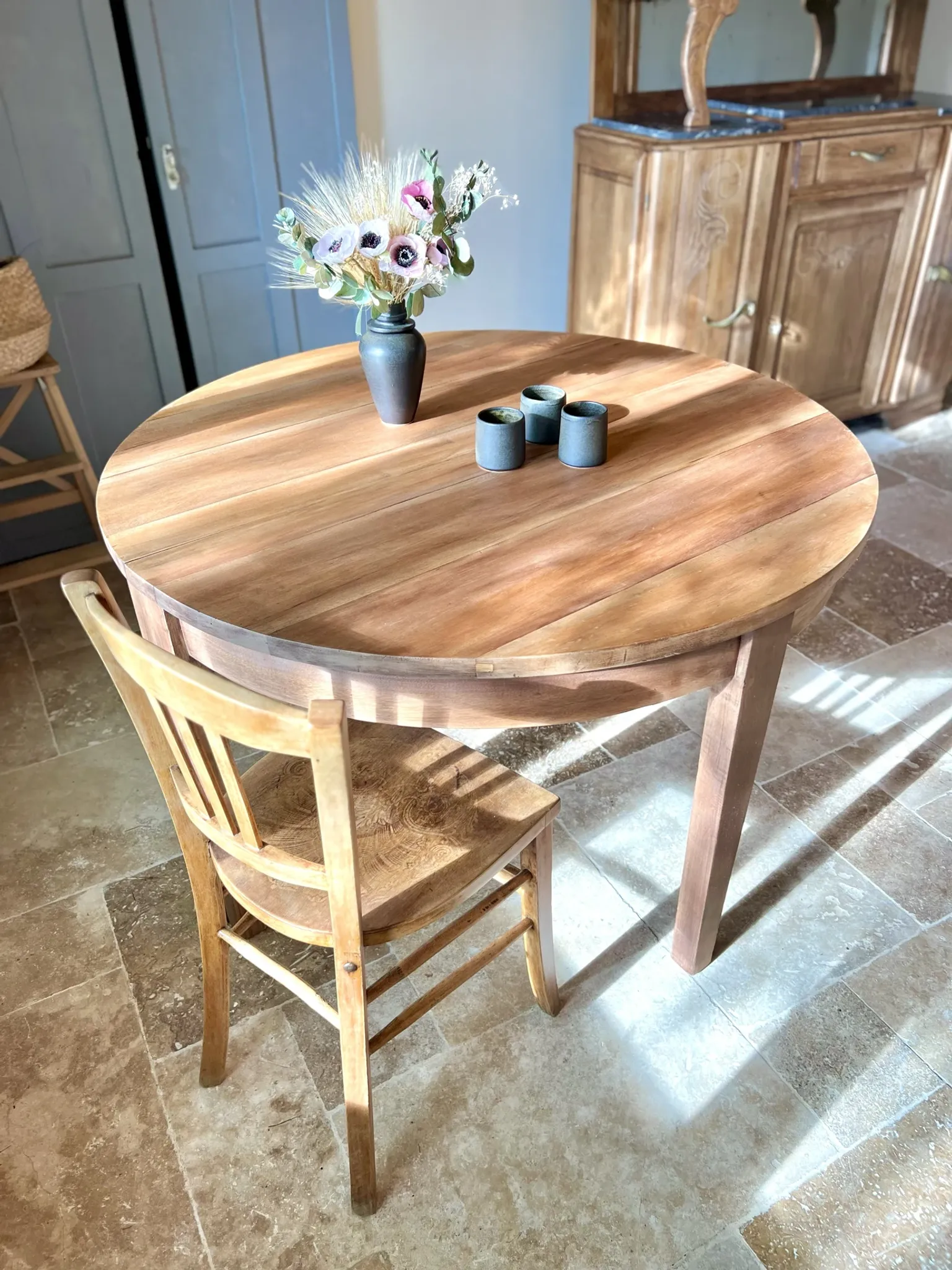 Extendable round table from the 1970s
