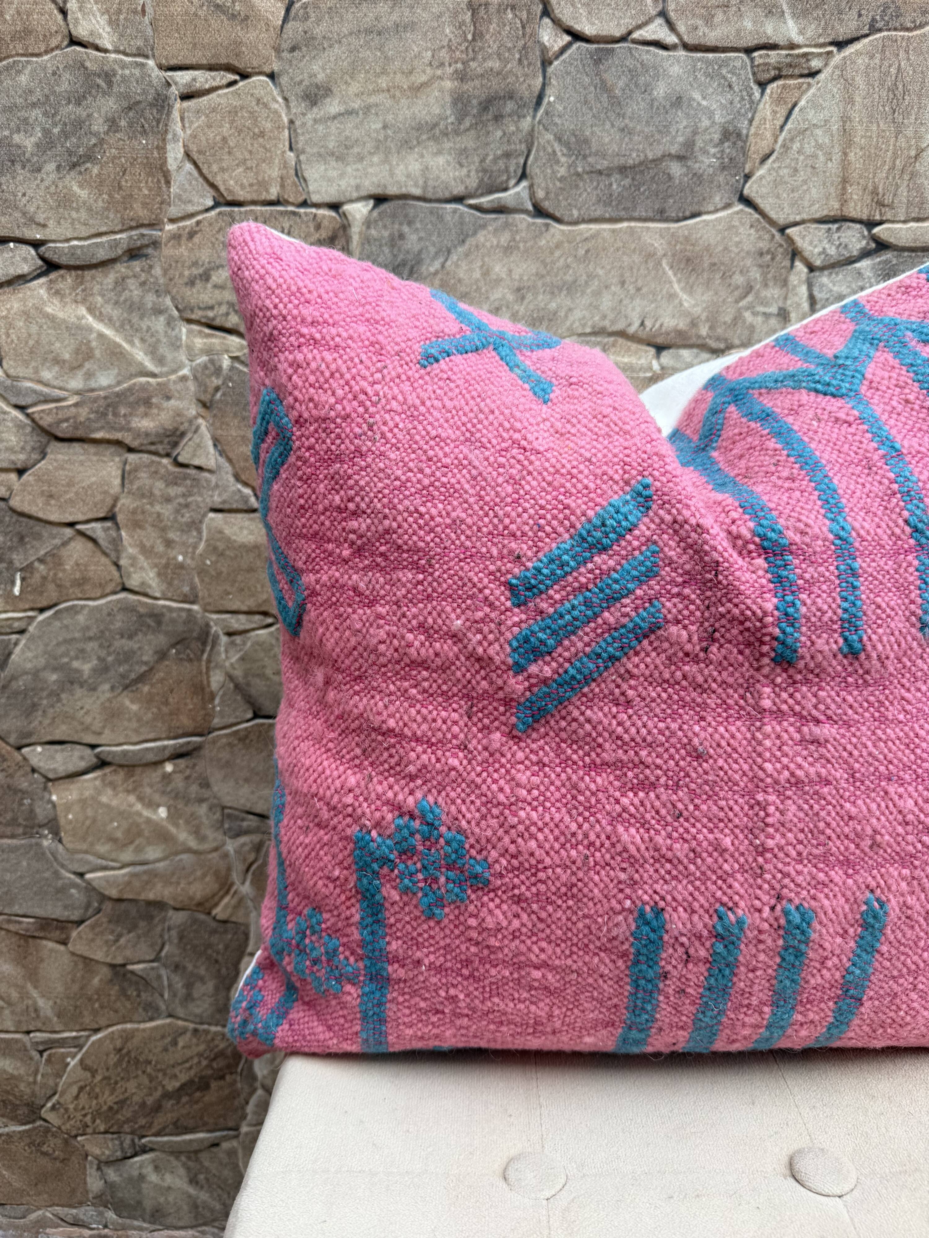 Coussin Kilim en laine berbère fait main : Coussin de sol marocain