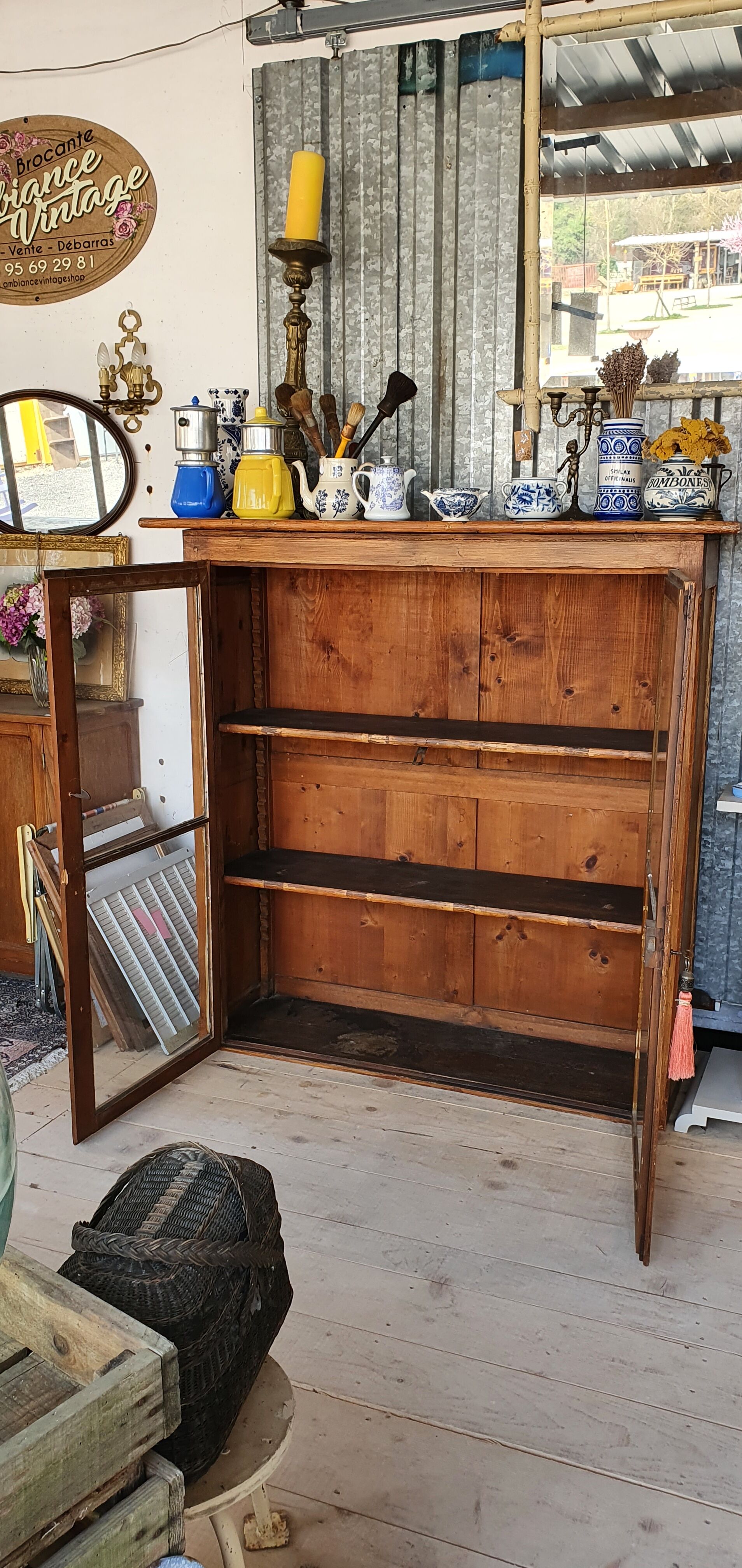 Old showcase