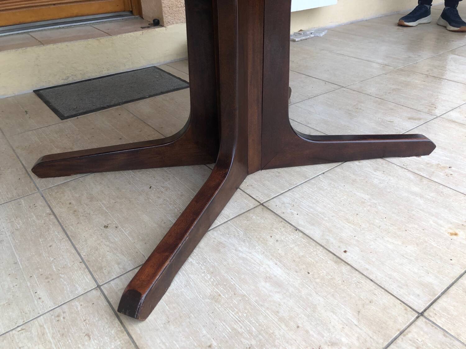 Baumann extendable dining table