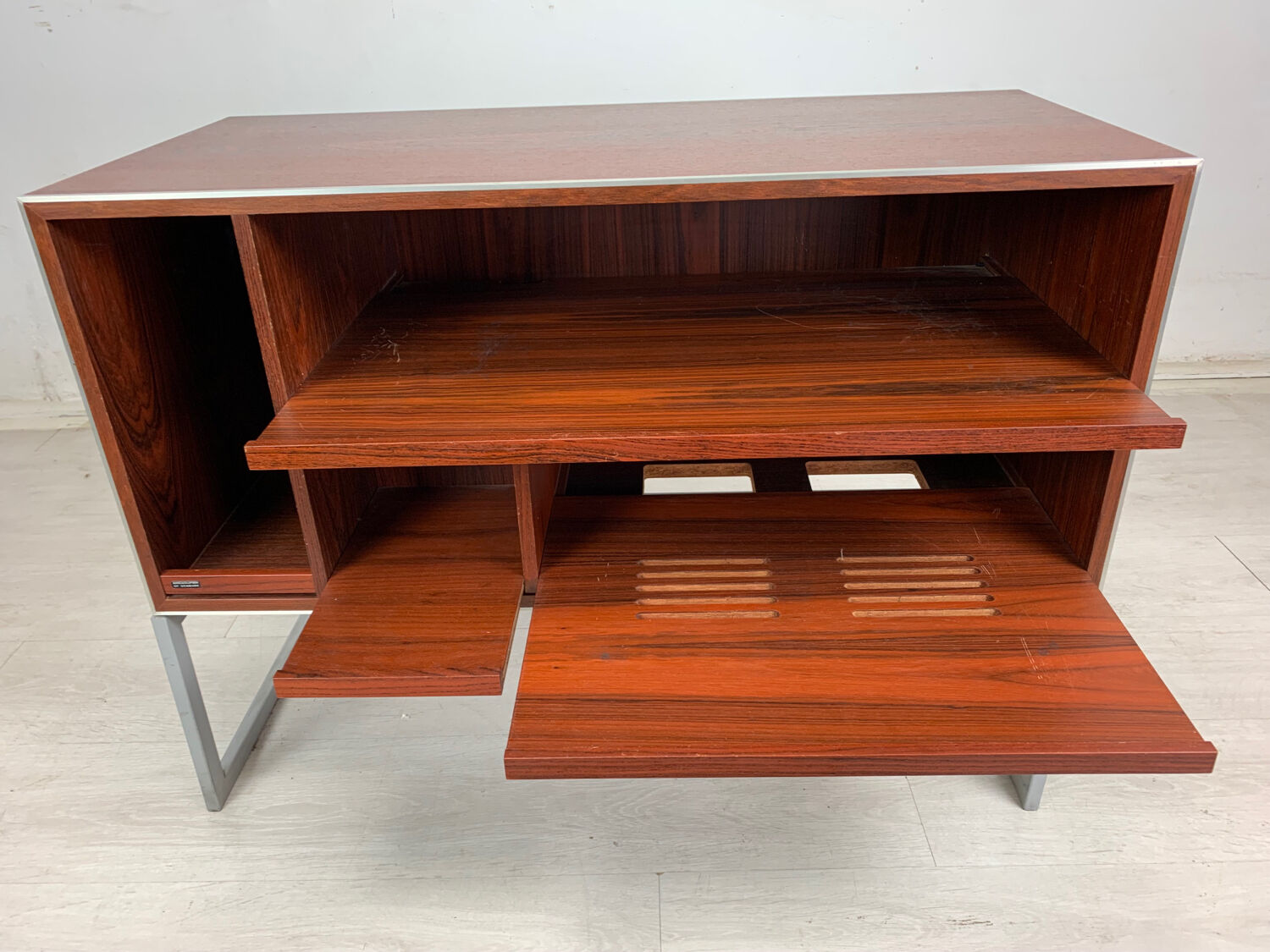 Hi-fi bang and olufsen cabinet