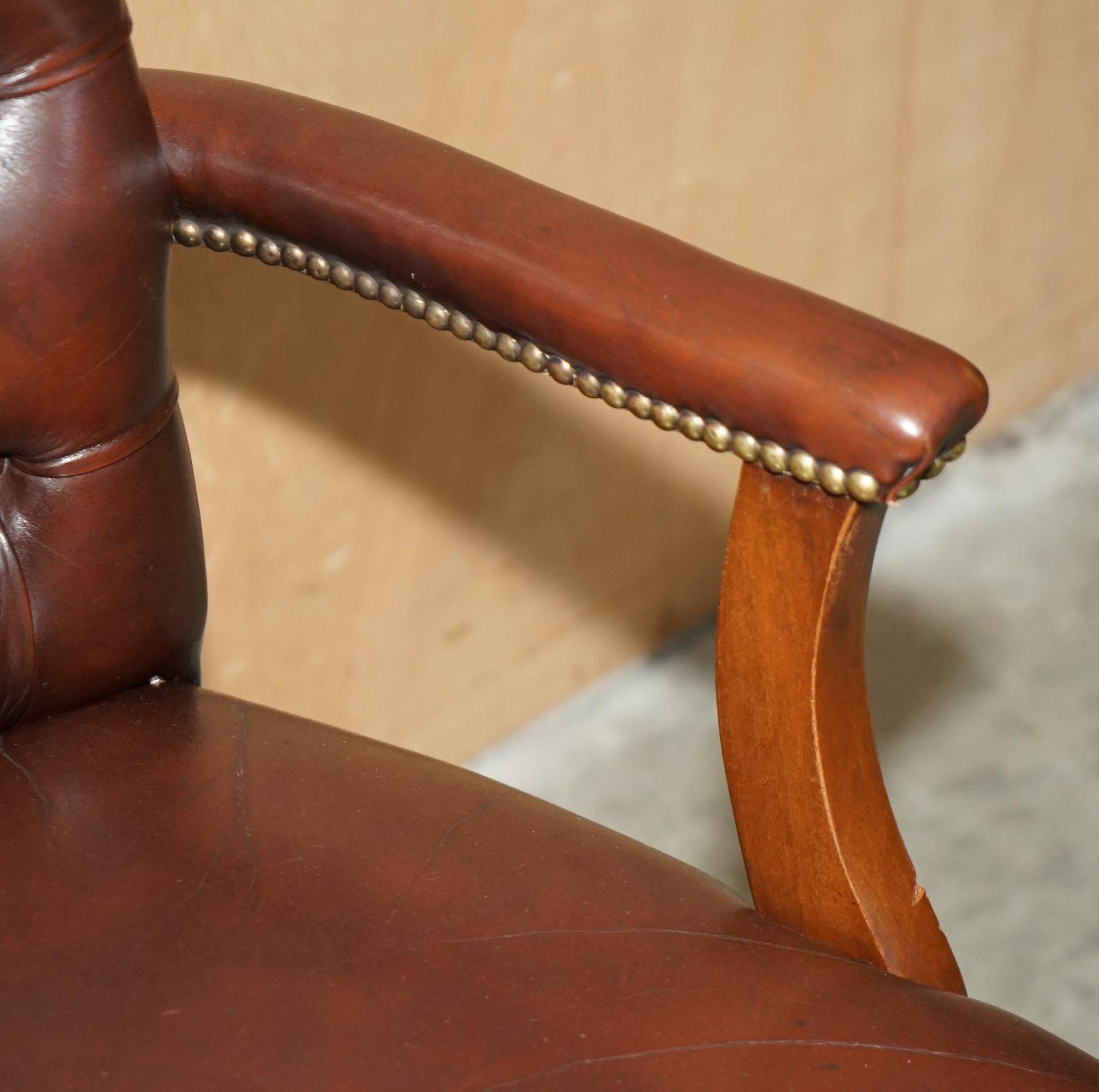 Fauteuil de bureau Gainsborough style George II Chesterfield cuir