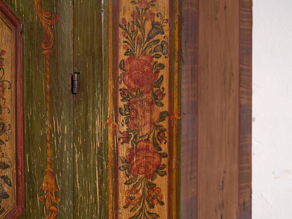 Armoire ancienne peinte en bois de pin – Austrie, 1831