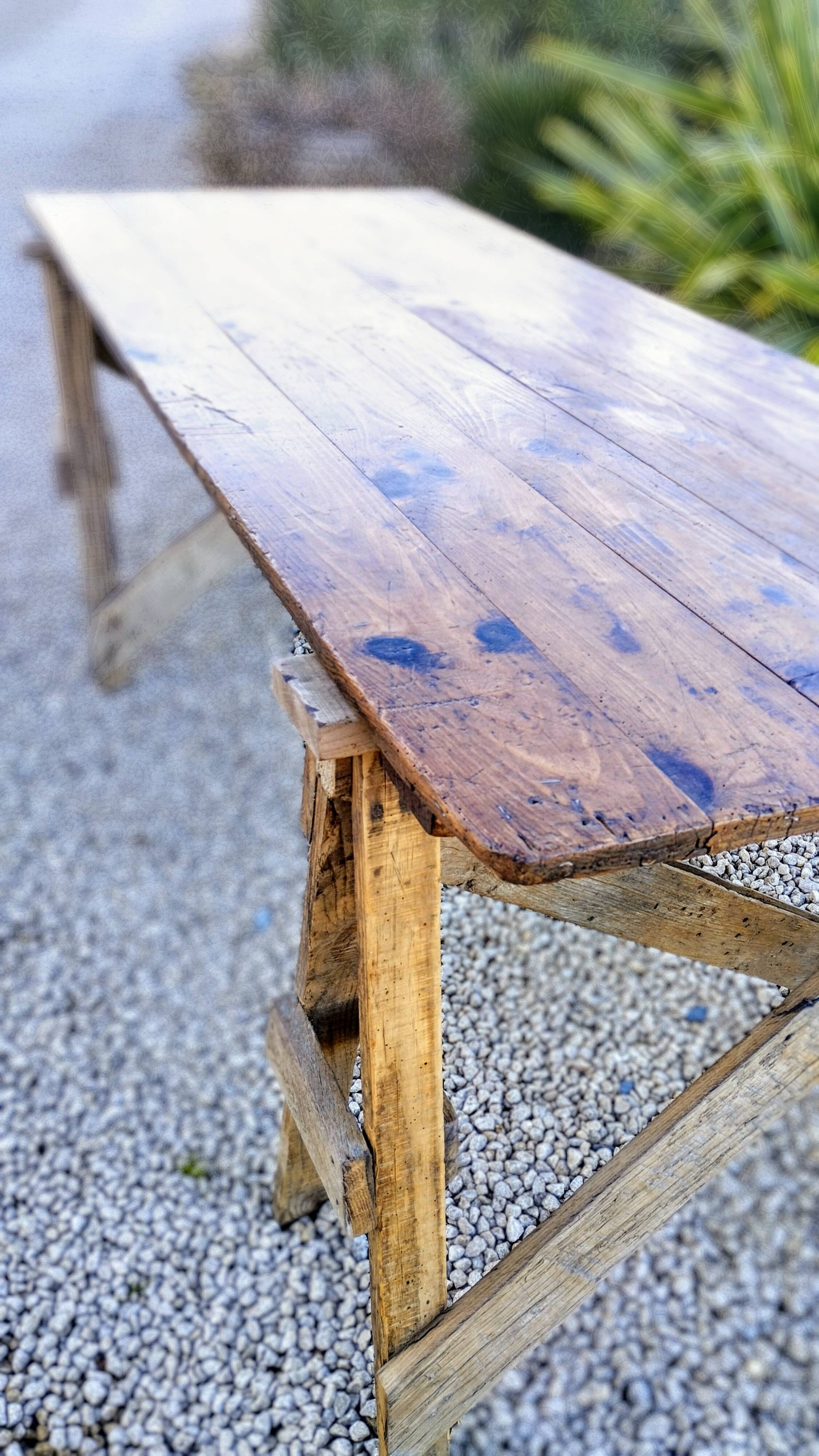 Table de ferme rustique patinée sur de lourds tréteaux