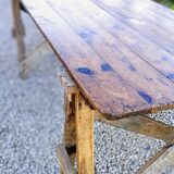 Table de ferme rustique patinée sur de lourds tréteaux
