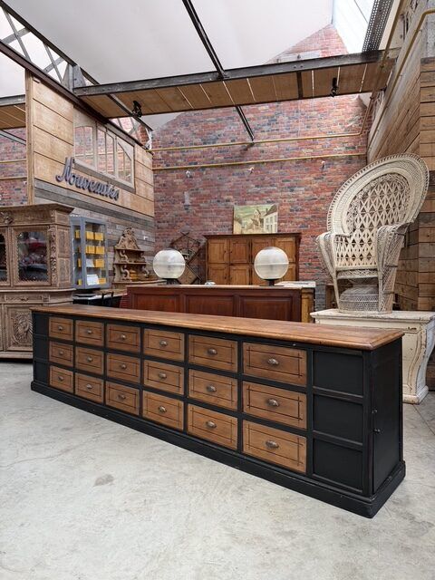 Immense workshop furniture from the early 20th century.