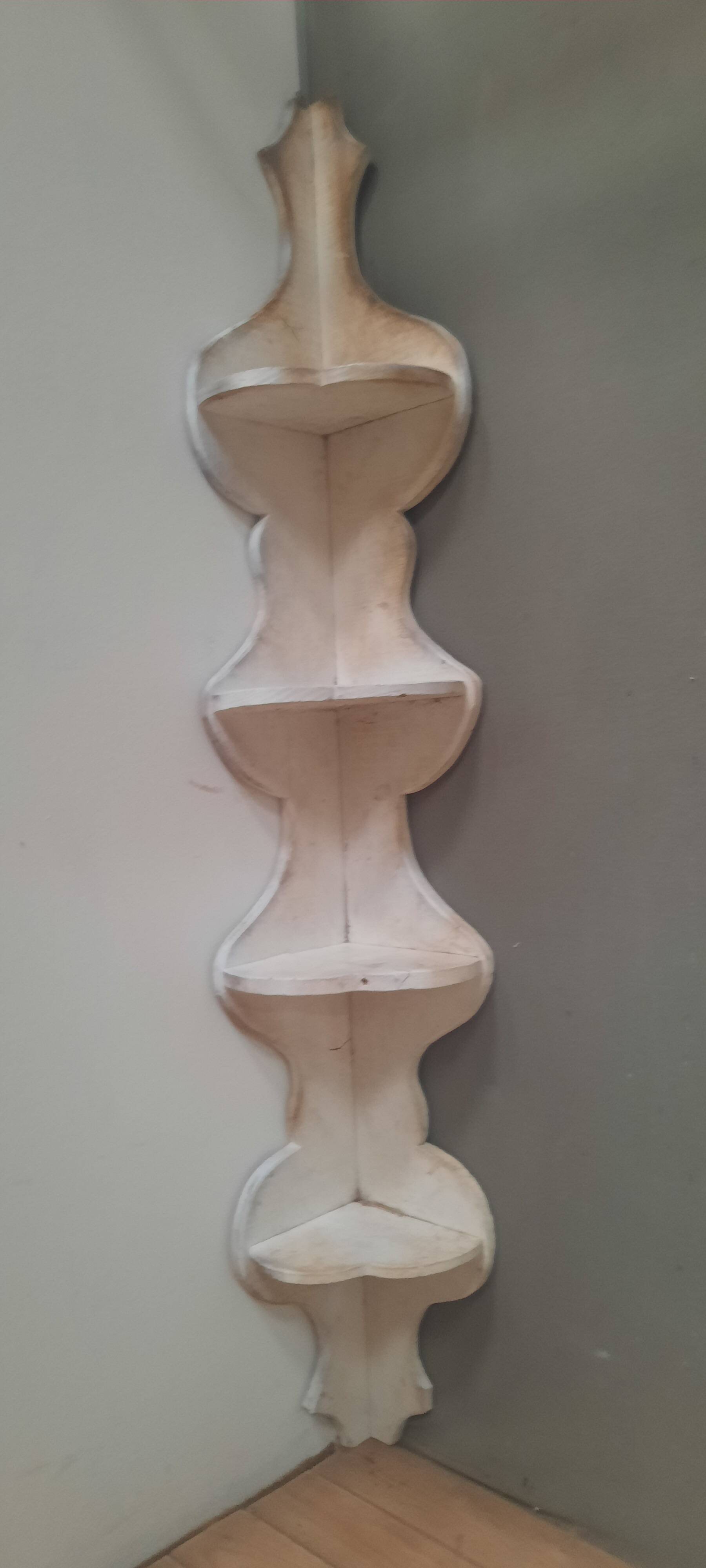 Solid wood corner shelf