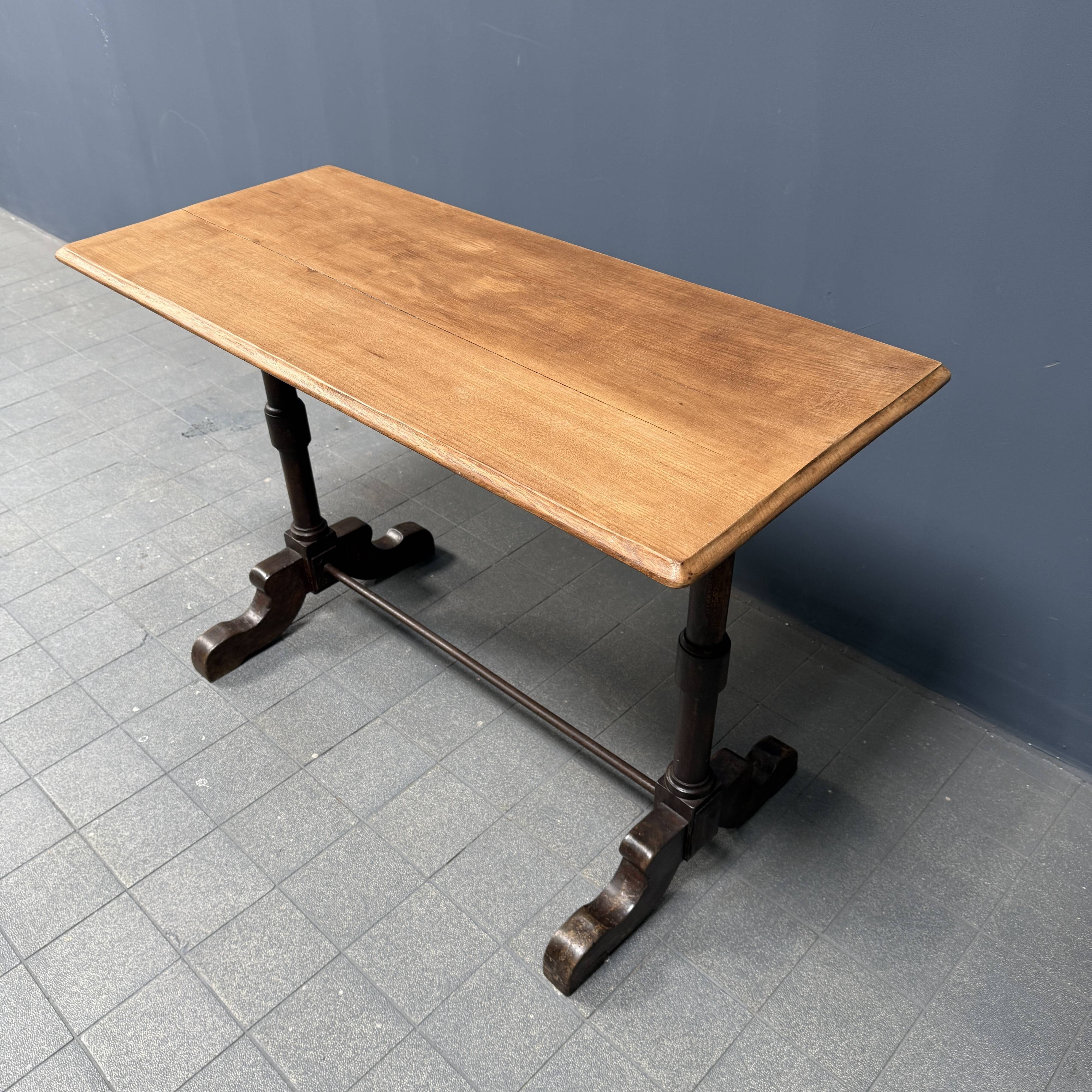 Table de bistrot ancienne française avec plateau en bois d'orme clair